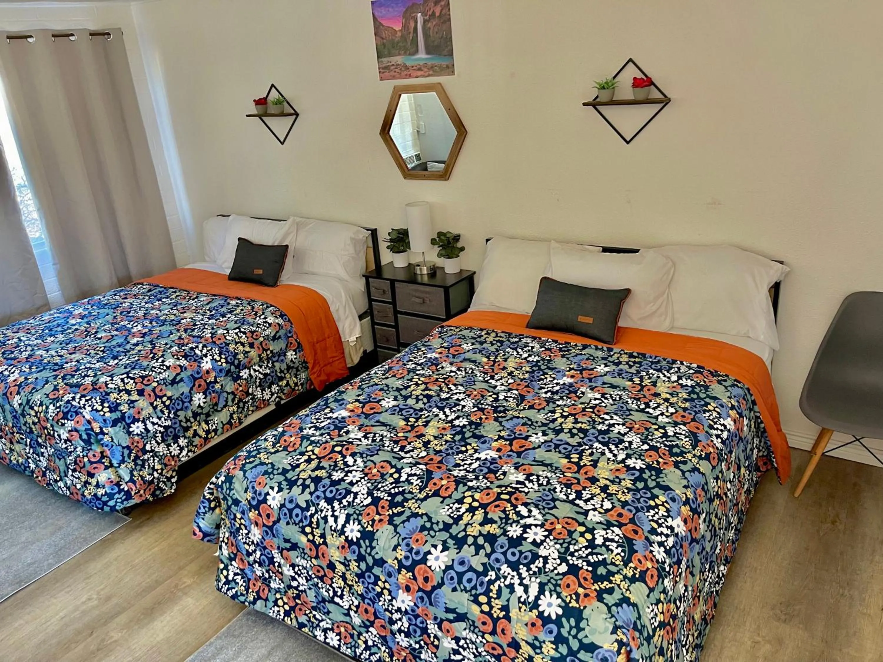 Bed in Canyon's Edge Route 66 Motel