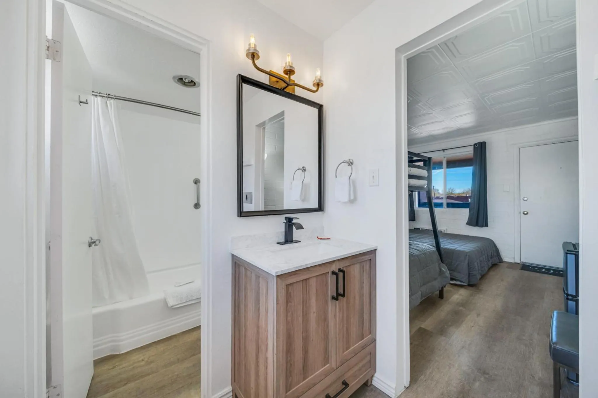 Bathroom in Canyon's Edge Route 66 Motel