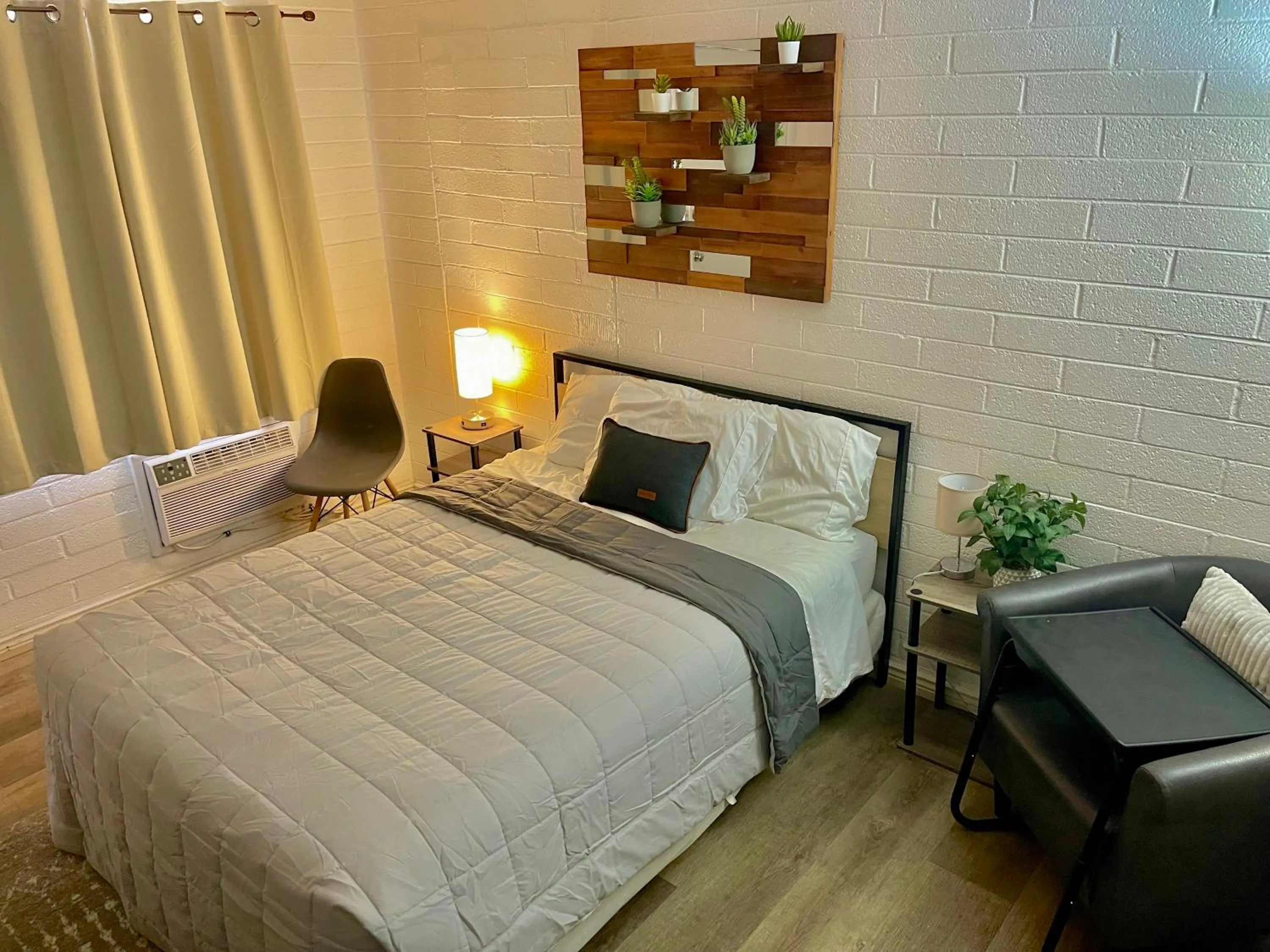 Bed in Canyon's Edge Route 66 Motel