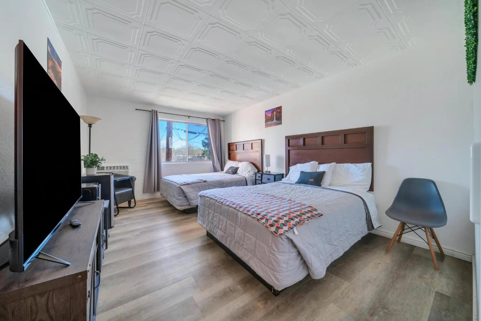 Bed in Canyon's Edge Route 66 Motel