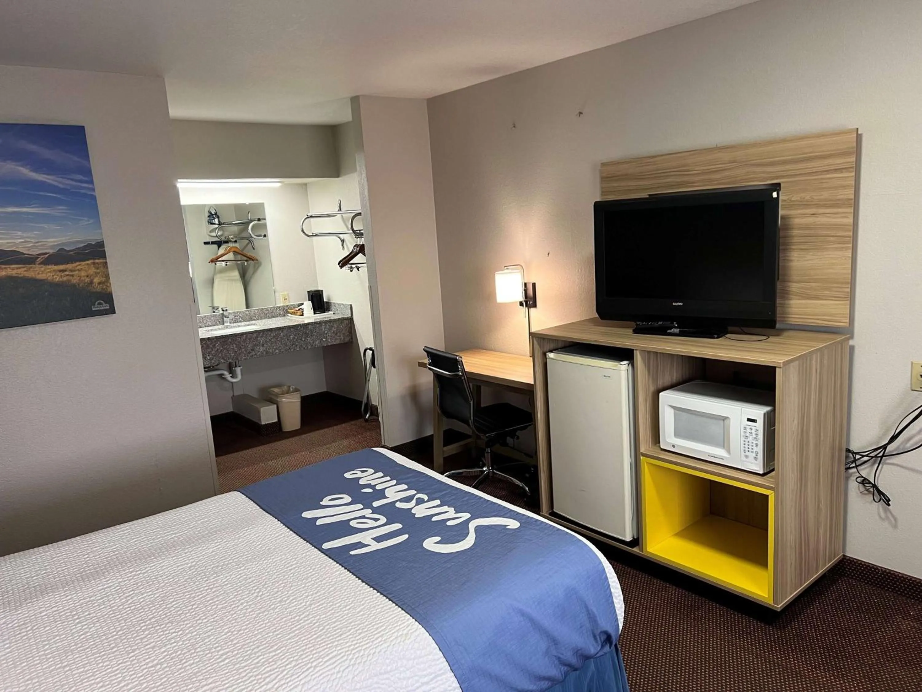 Bed in Days Inn by Wyndham Pratt