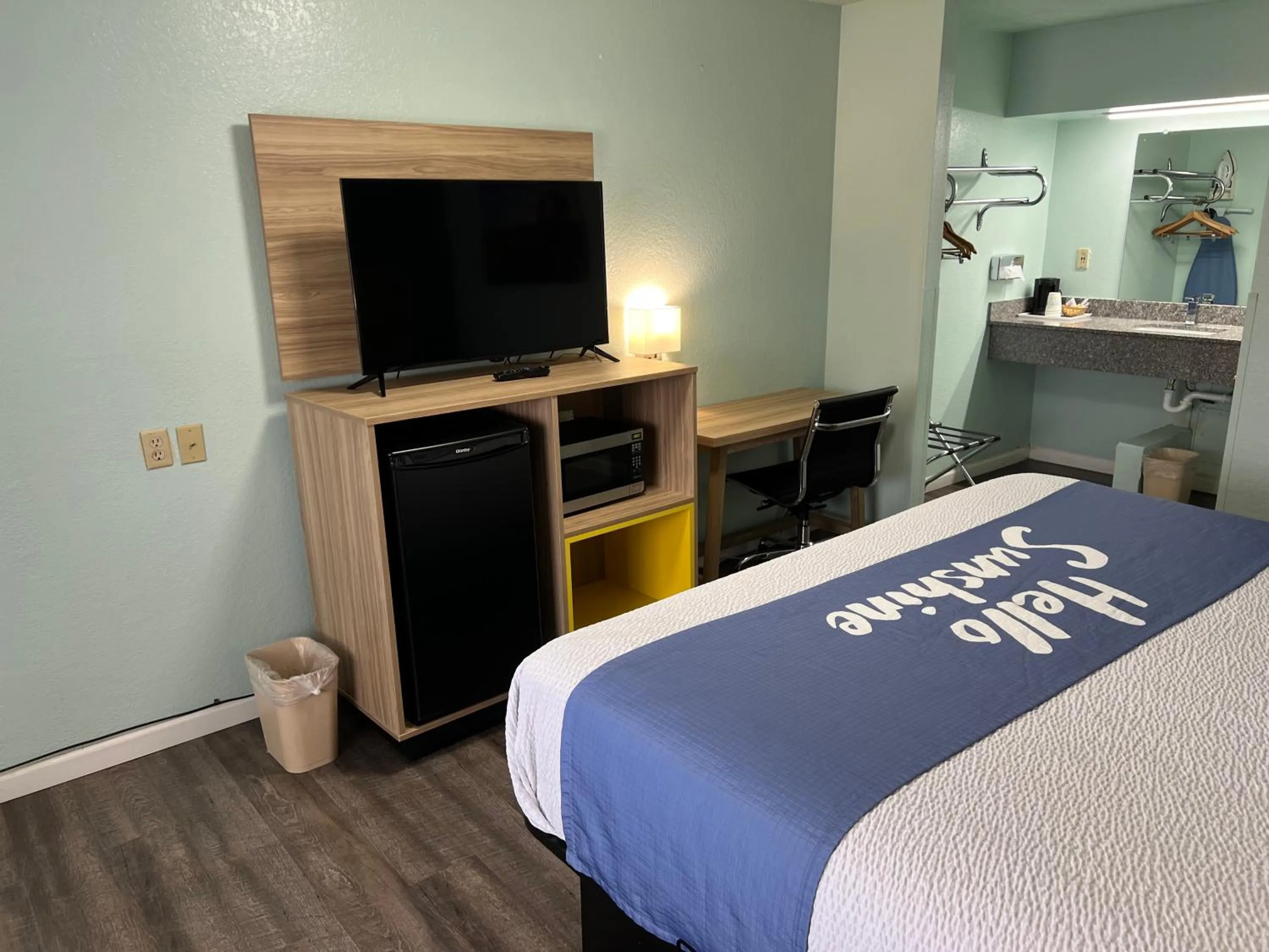 Bed in Days Inn by Wyndham Pratt