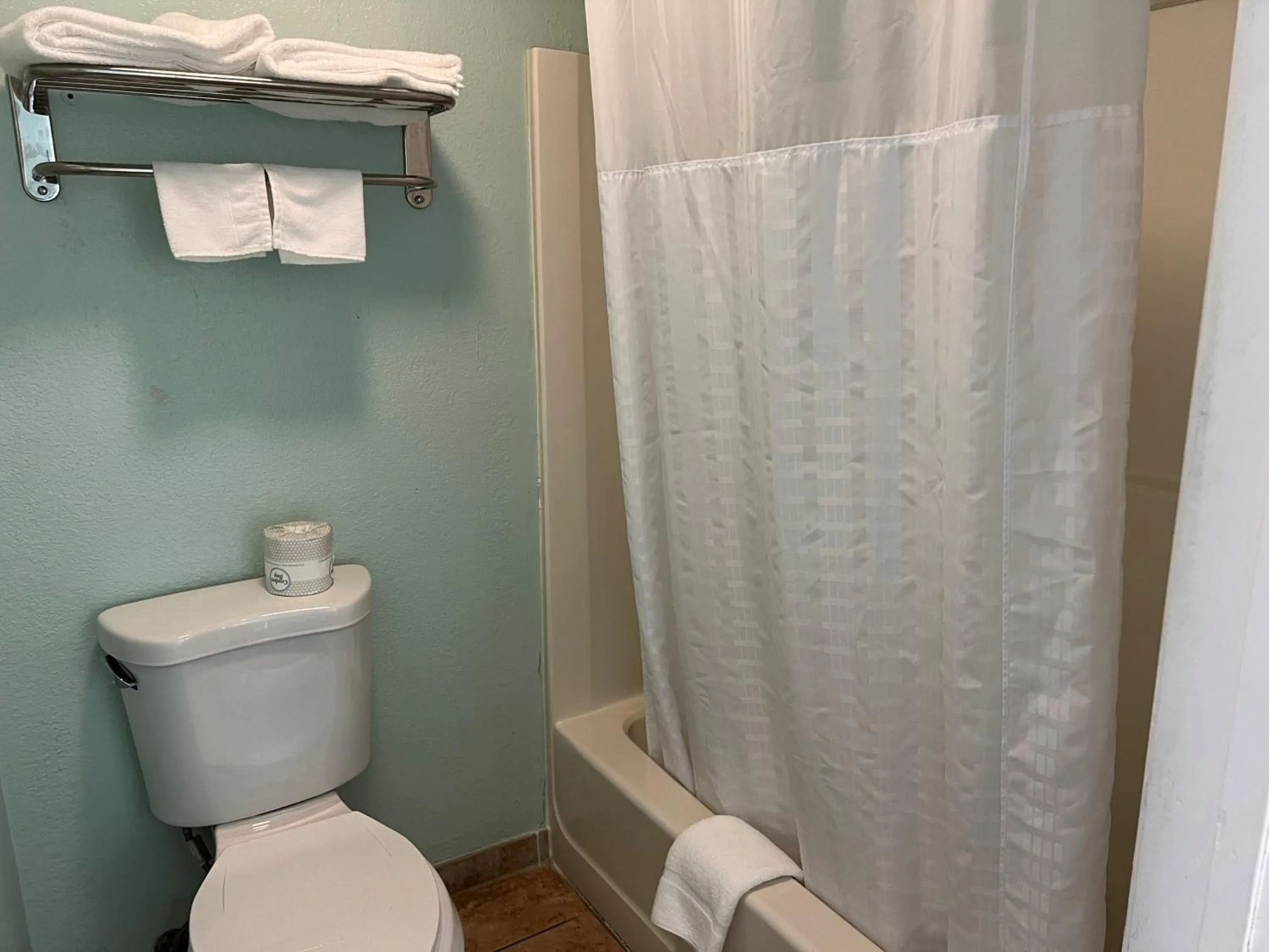 Toilet in Days Inn by Wyndham Pratt