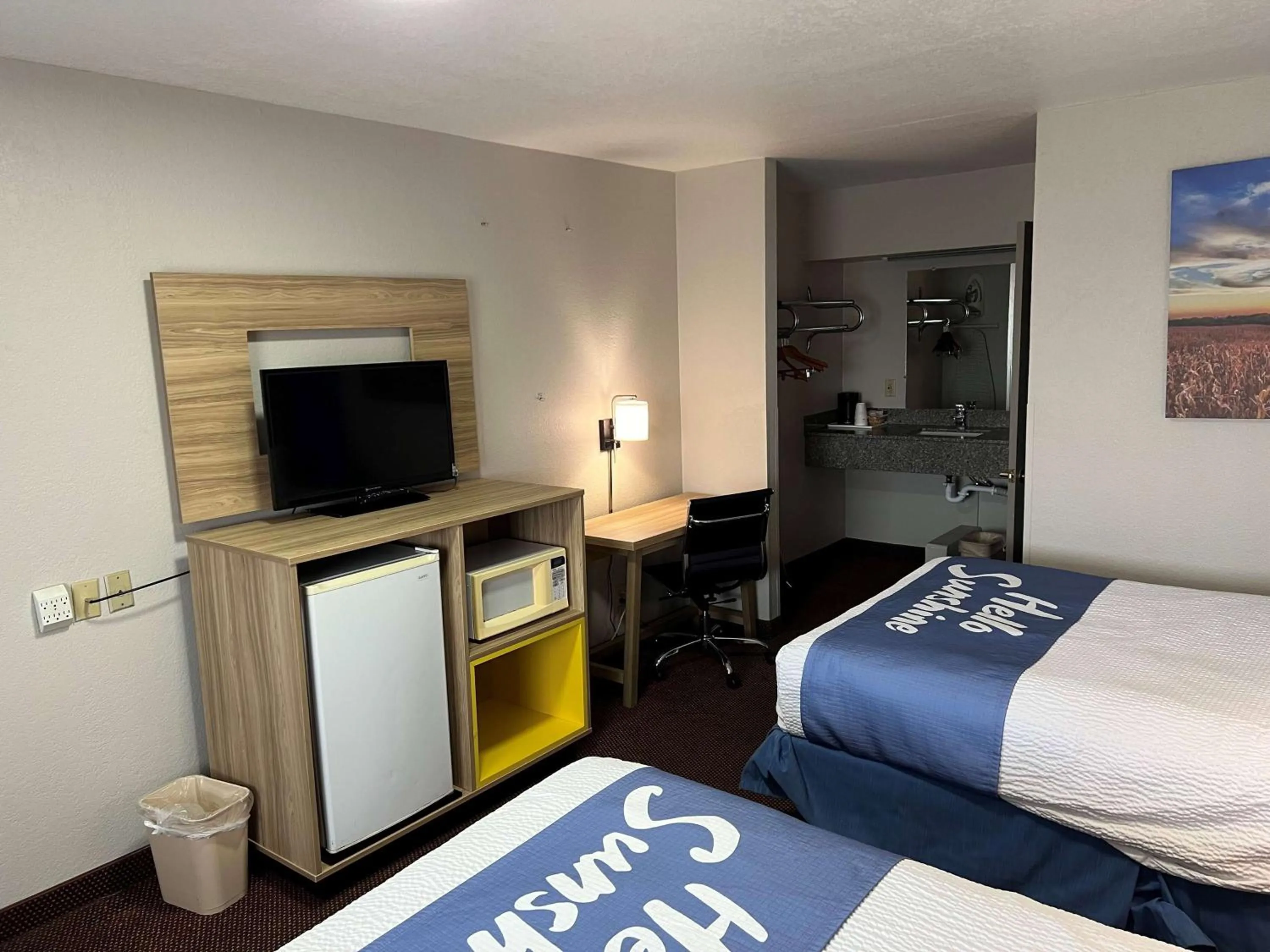 TV and multimedia, Bed in Days Inn by Wyndham Pratt