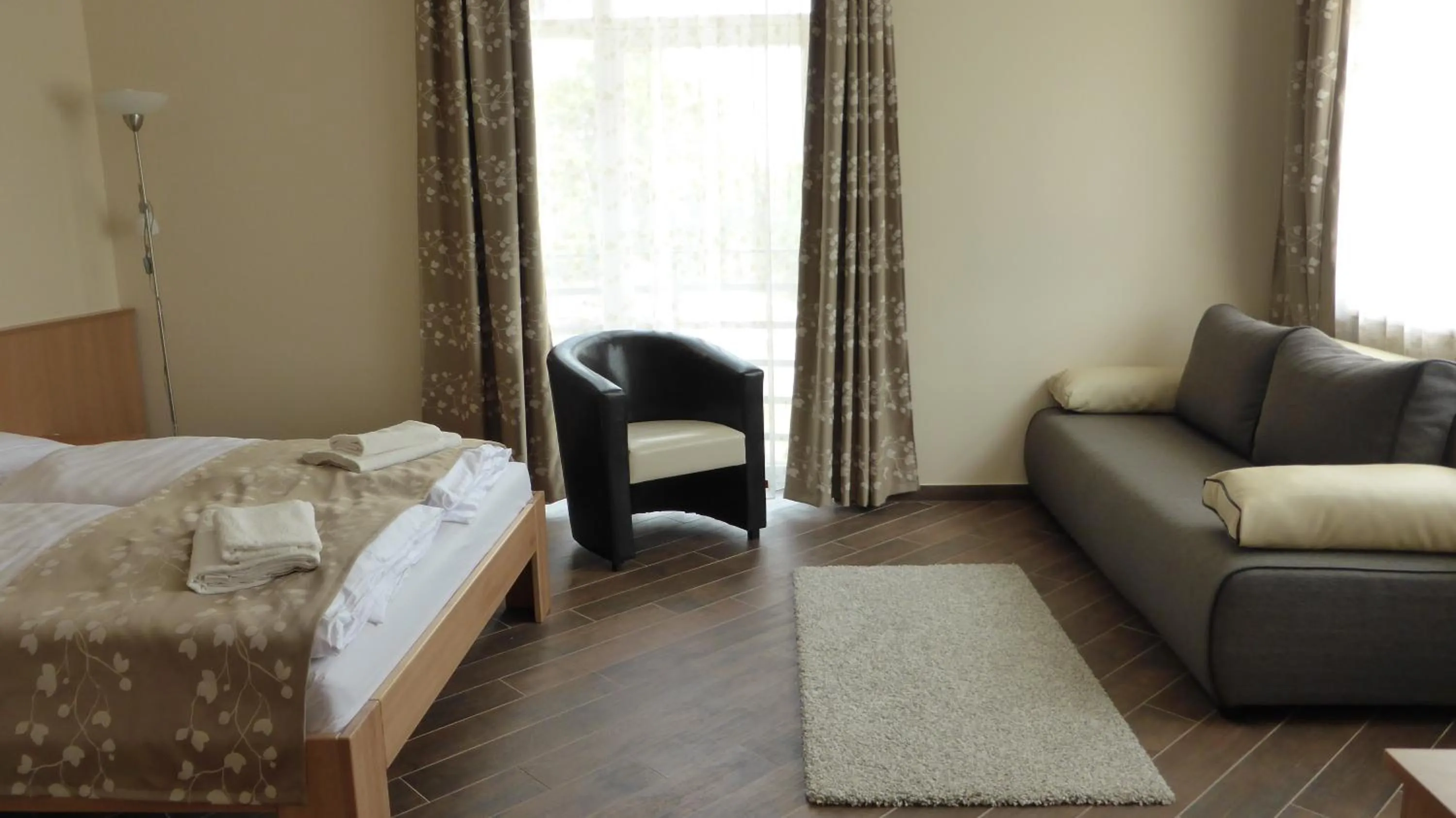 Bed in Sástó Hotel