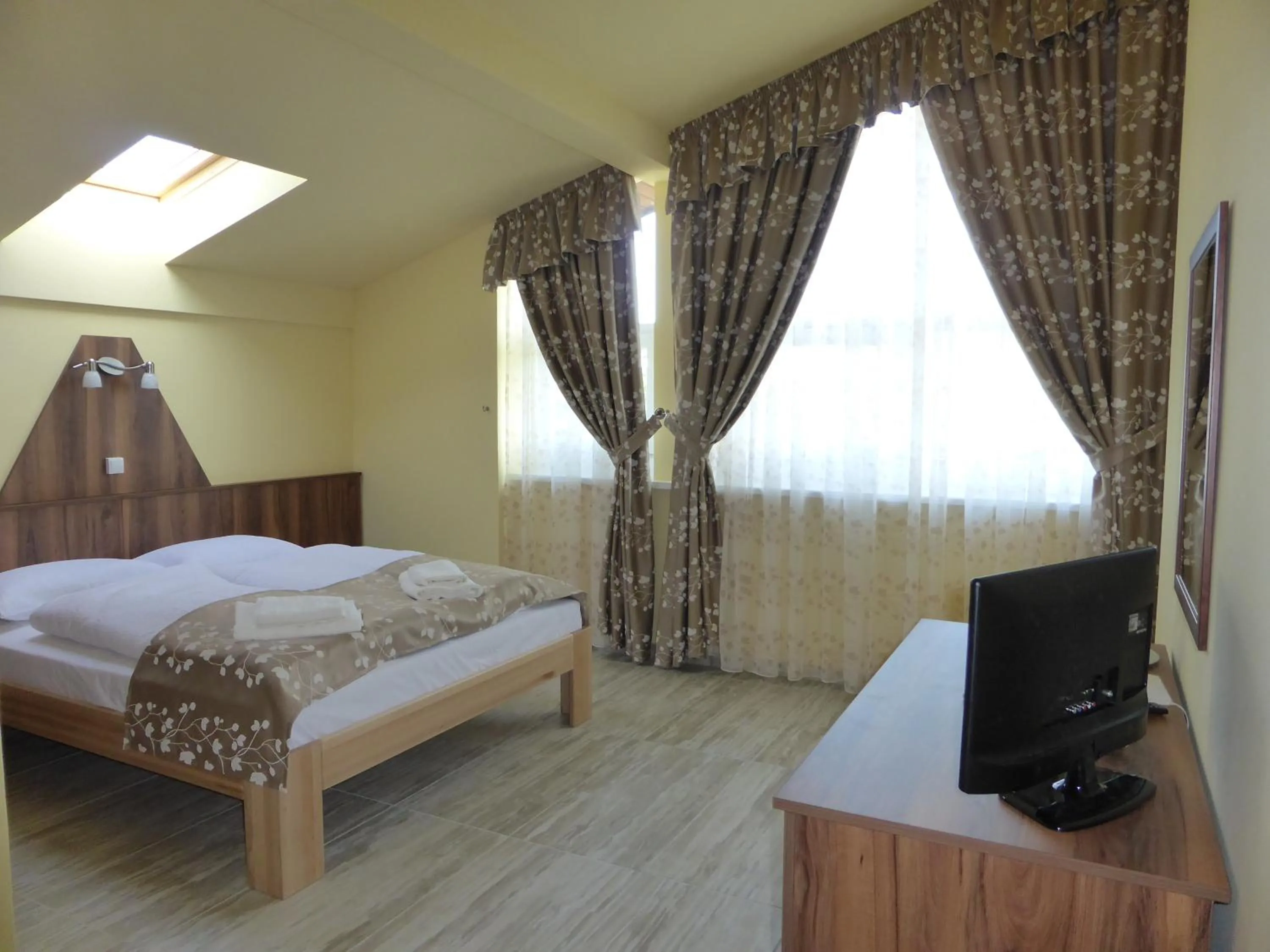 Bed in Sástó Hotel