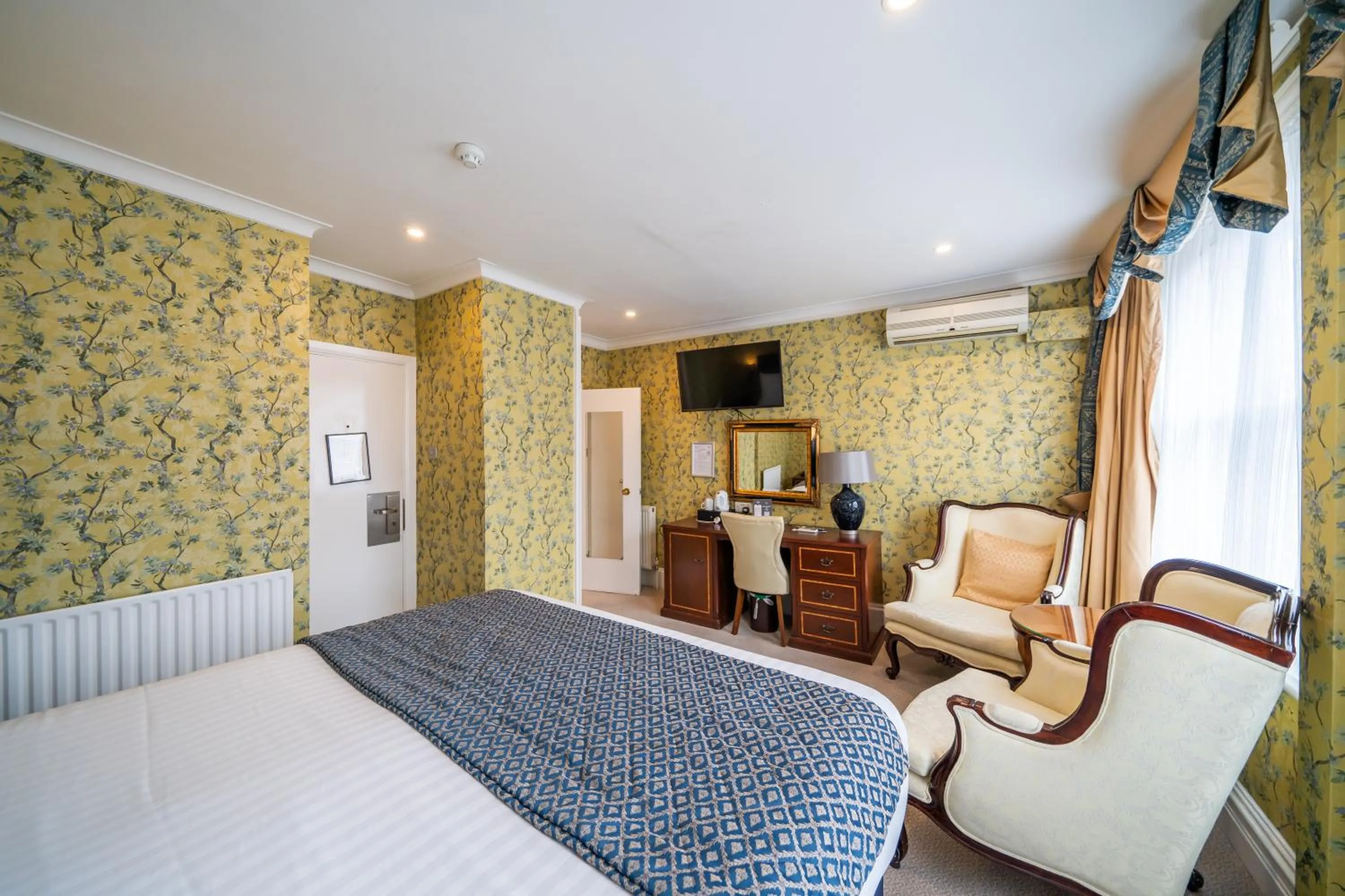 TV and multimedia, Bed in Hotel La Place