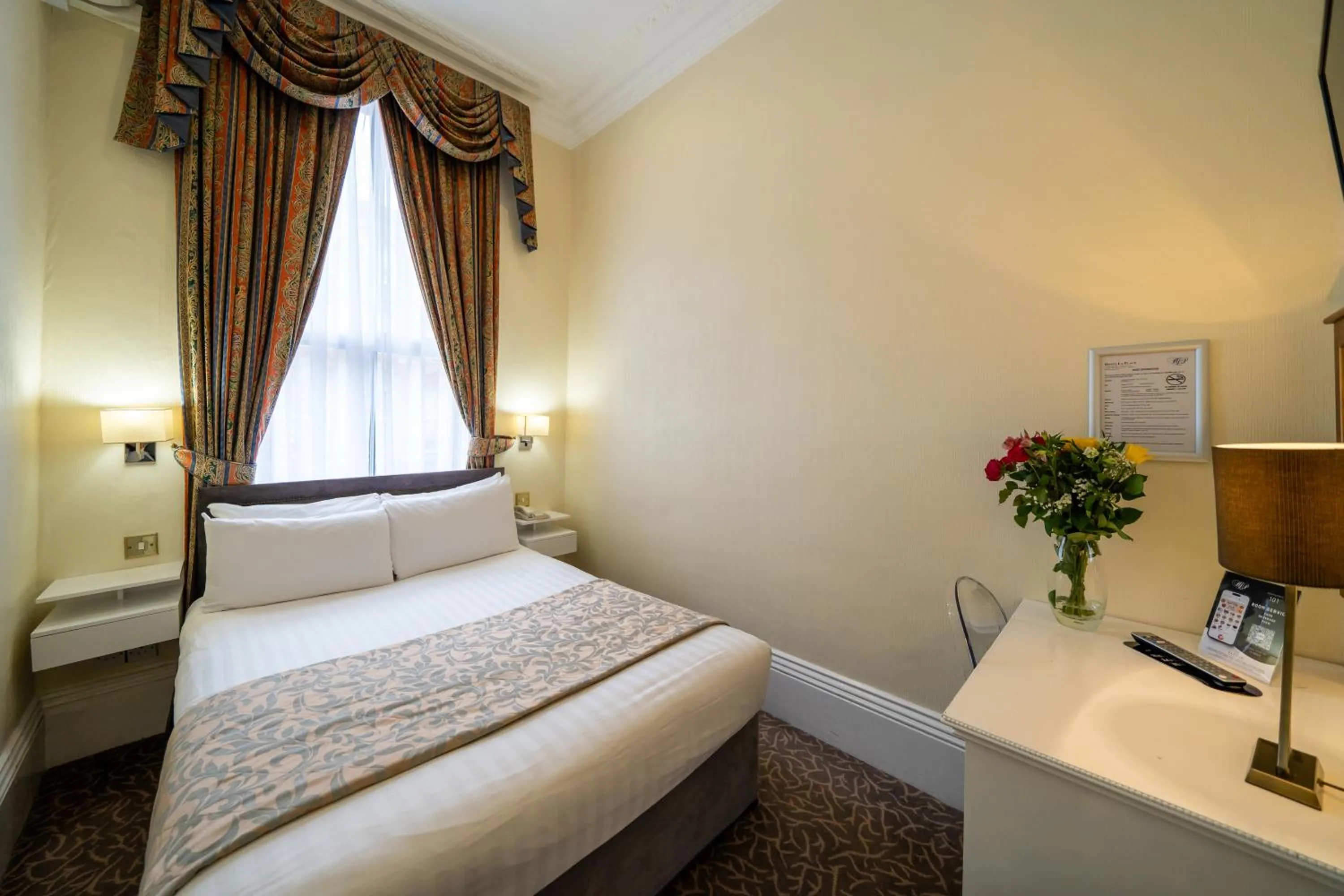 Bed in Hotel La Place