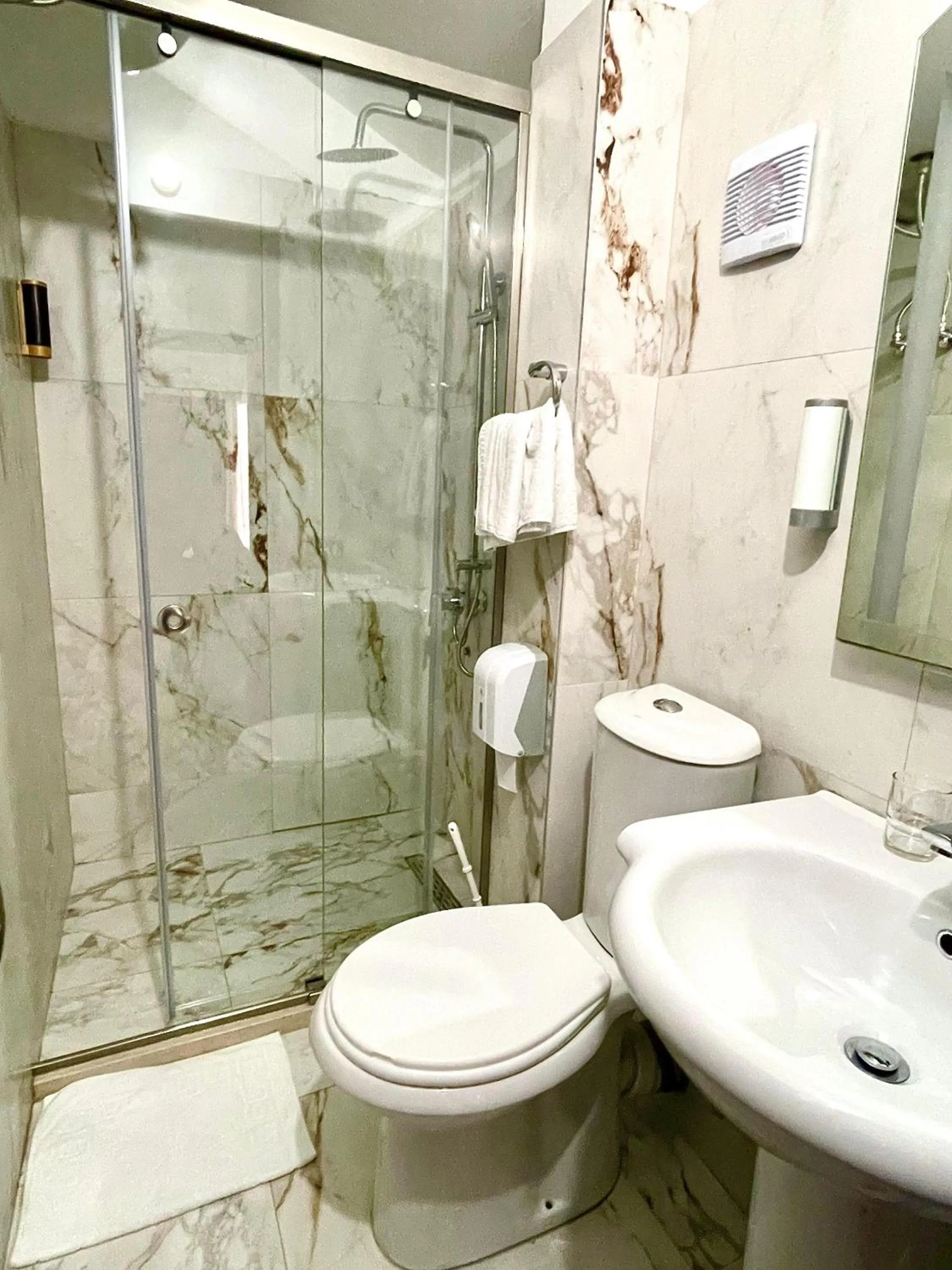 Bathroom in City 5 Hotel