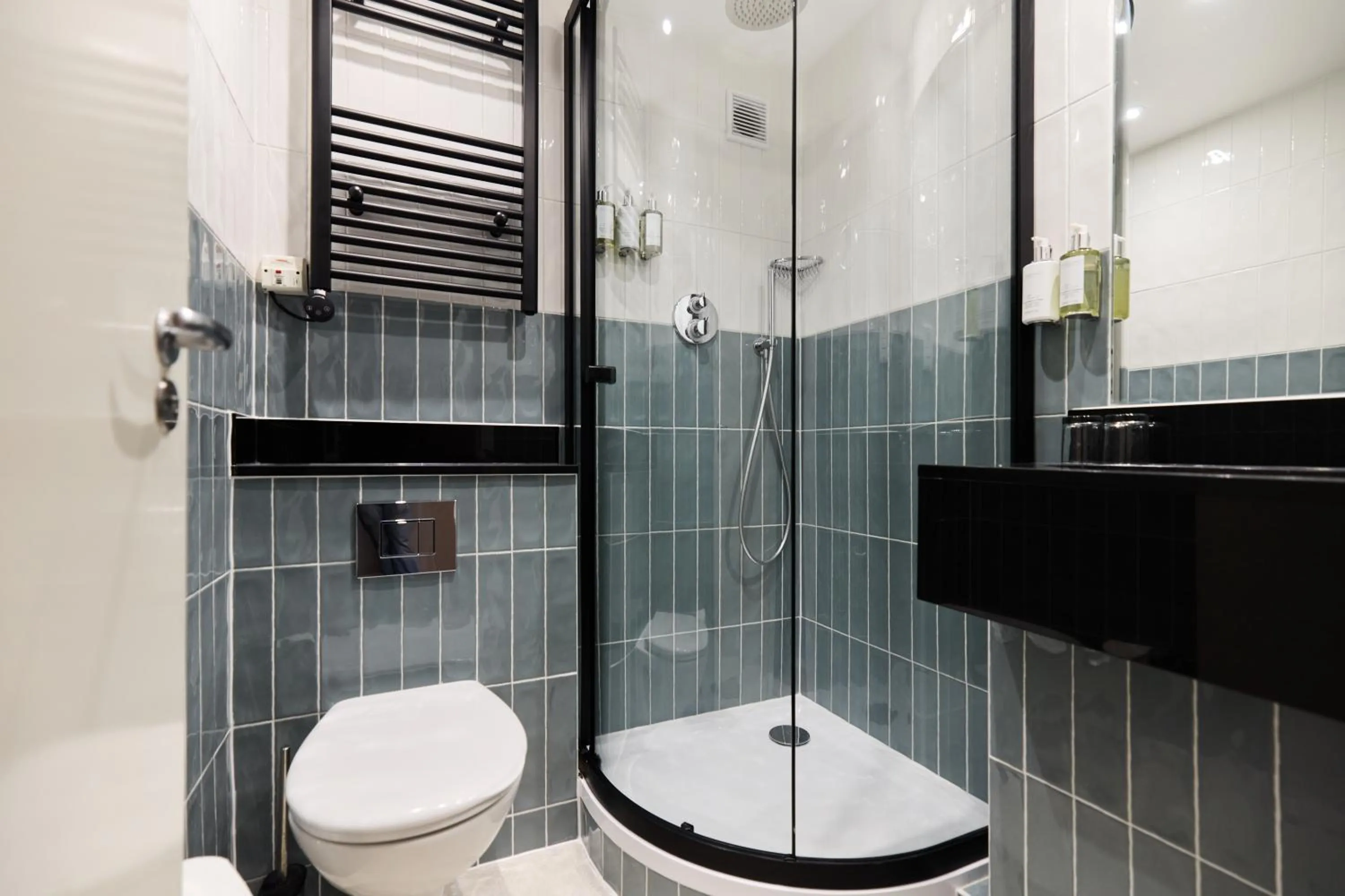 Bathroom in Blandford Hotel