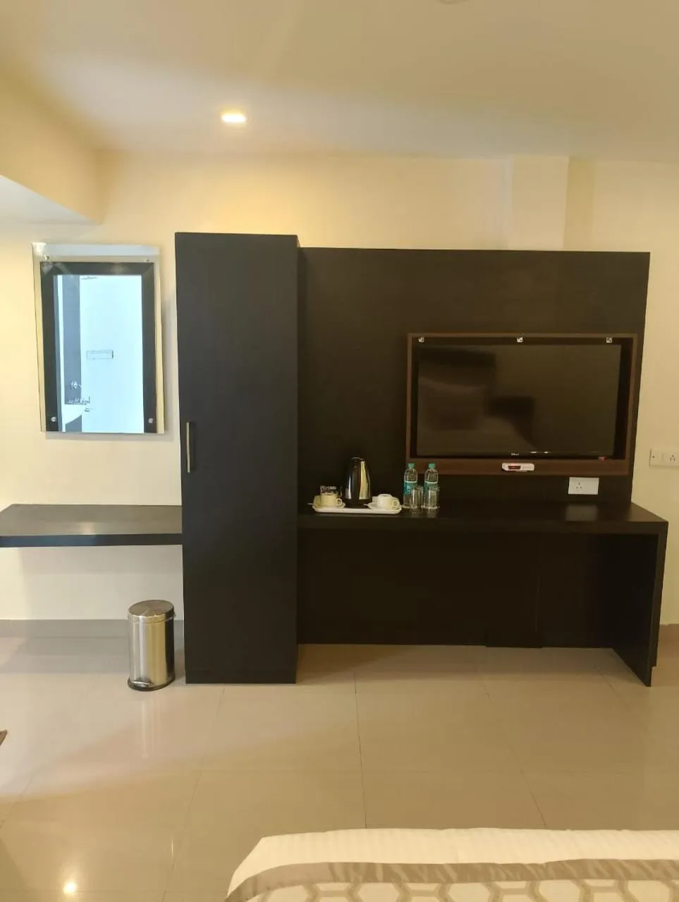 wardrobe, Bed in HOTEL SR