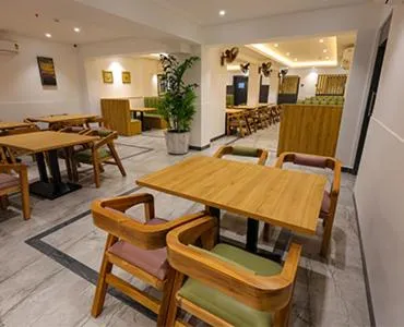 Restaurant/places to eat in HOTEL SR