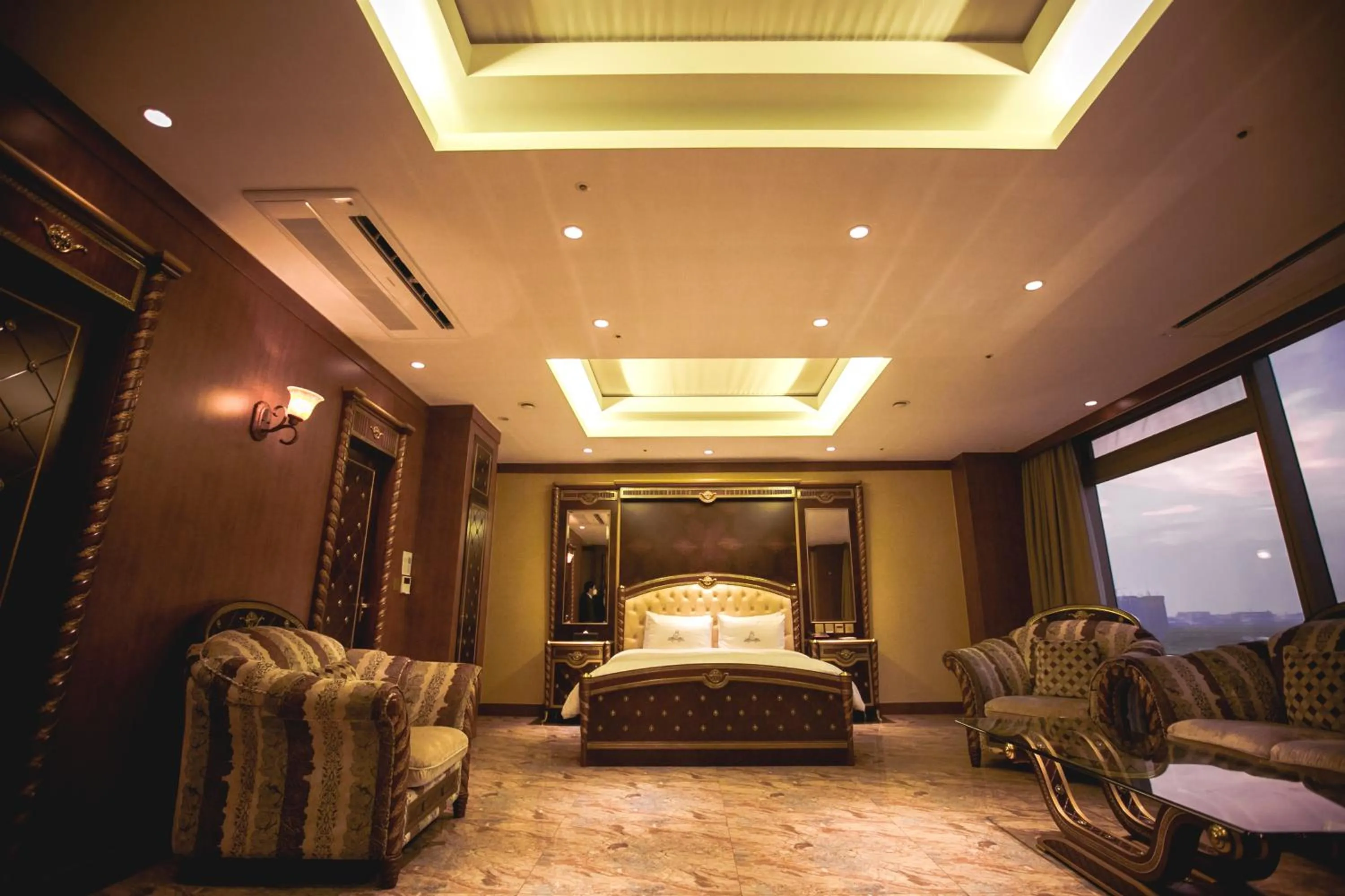 Seating area, Bed in Songdo Central Park Hotel