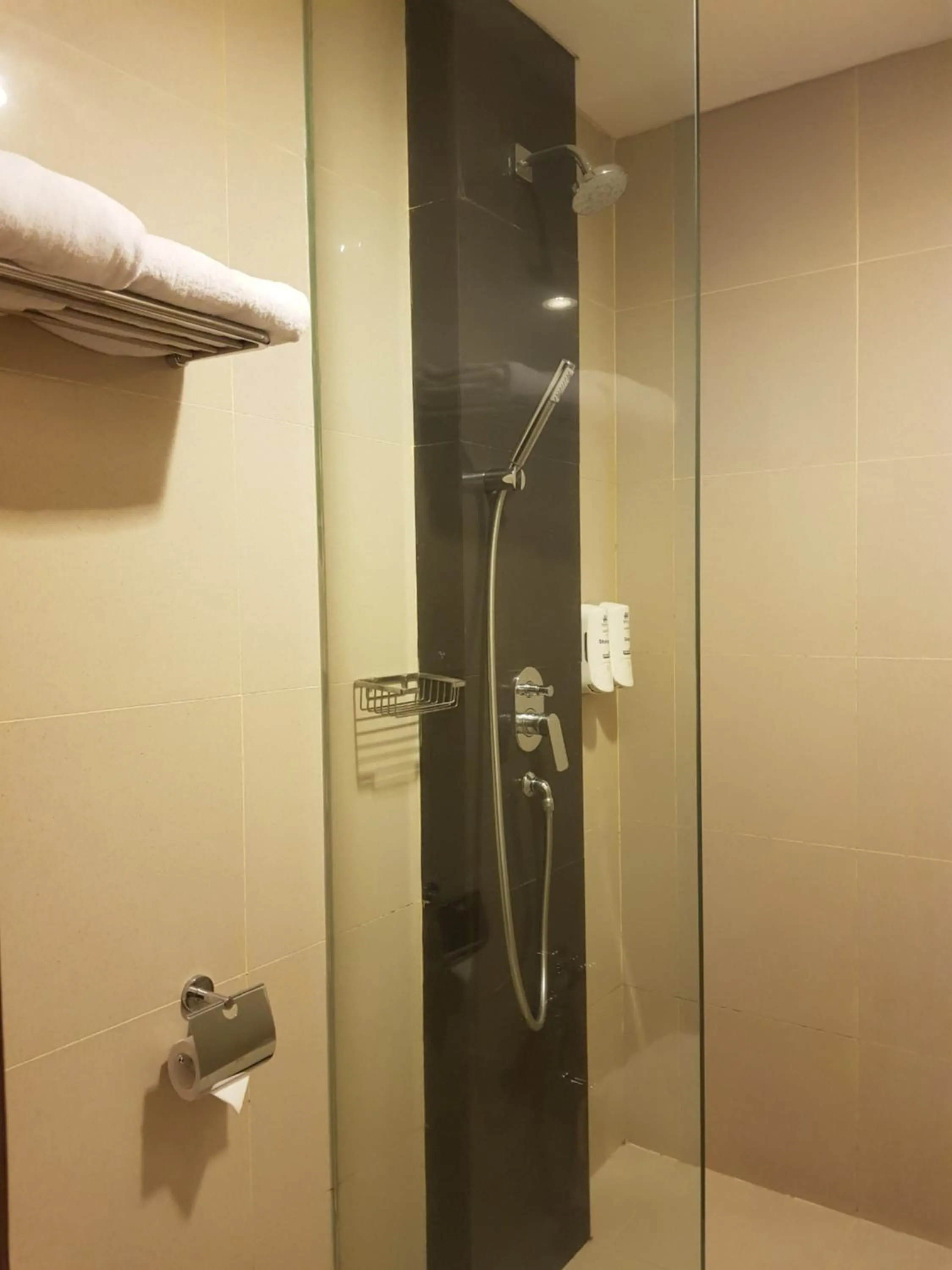 Shower in PrimeBiz Hotel Karawang