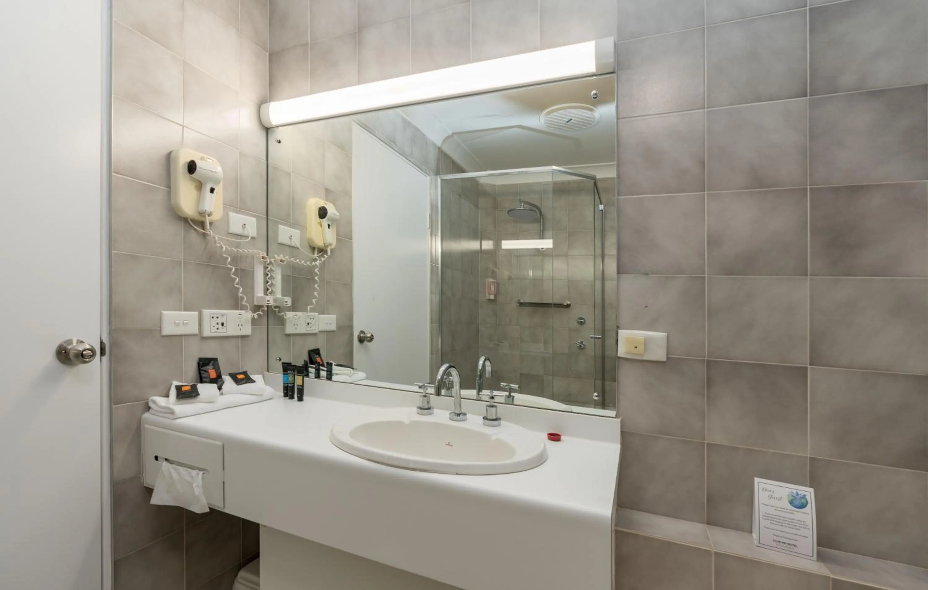 Shower in Club Inn Motel