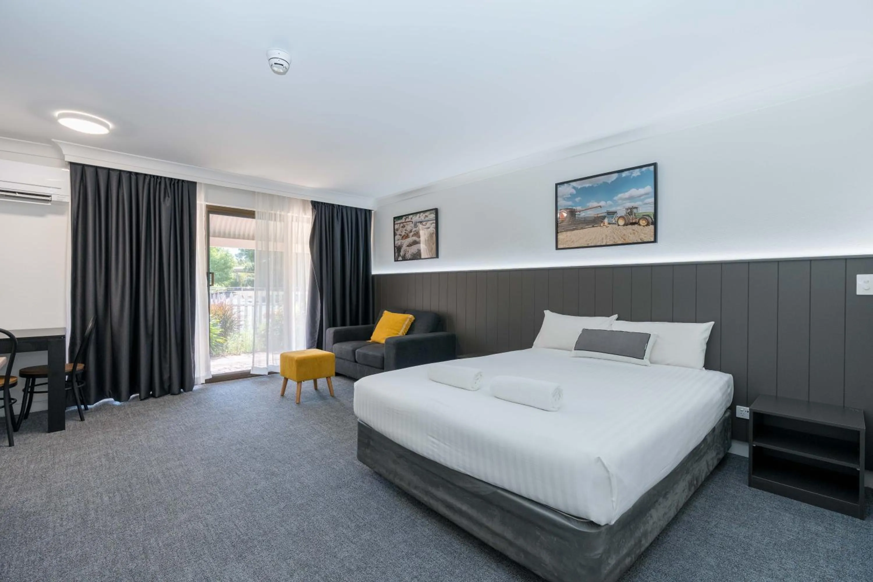 Bed in Club Inn Motel