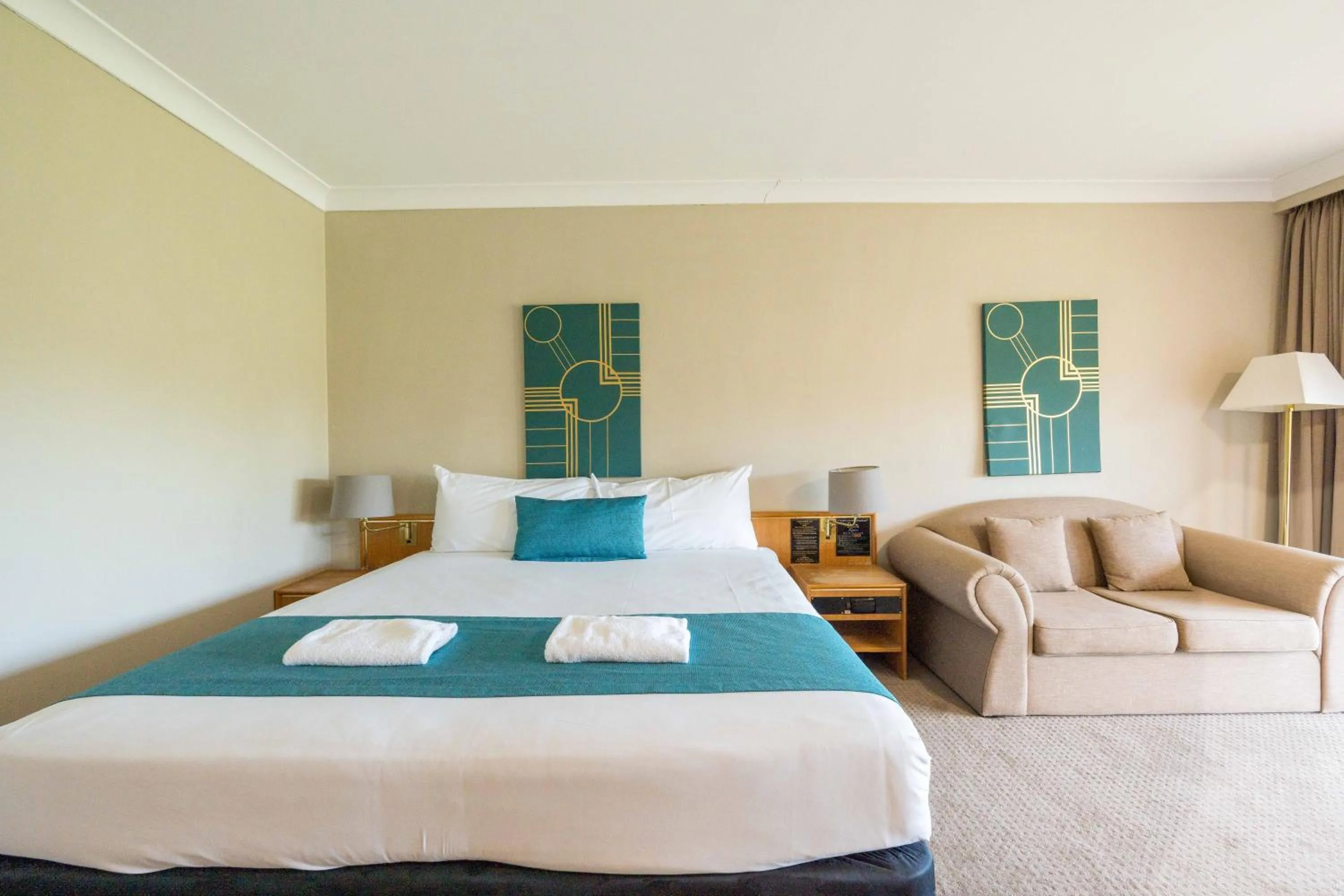 Bed in Club Inn Motel