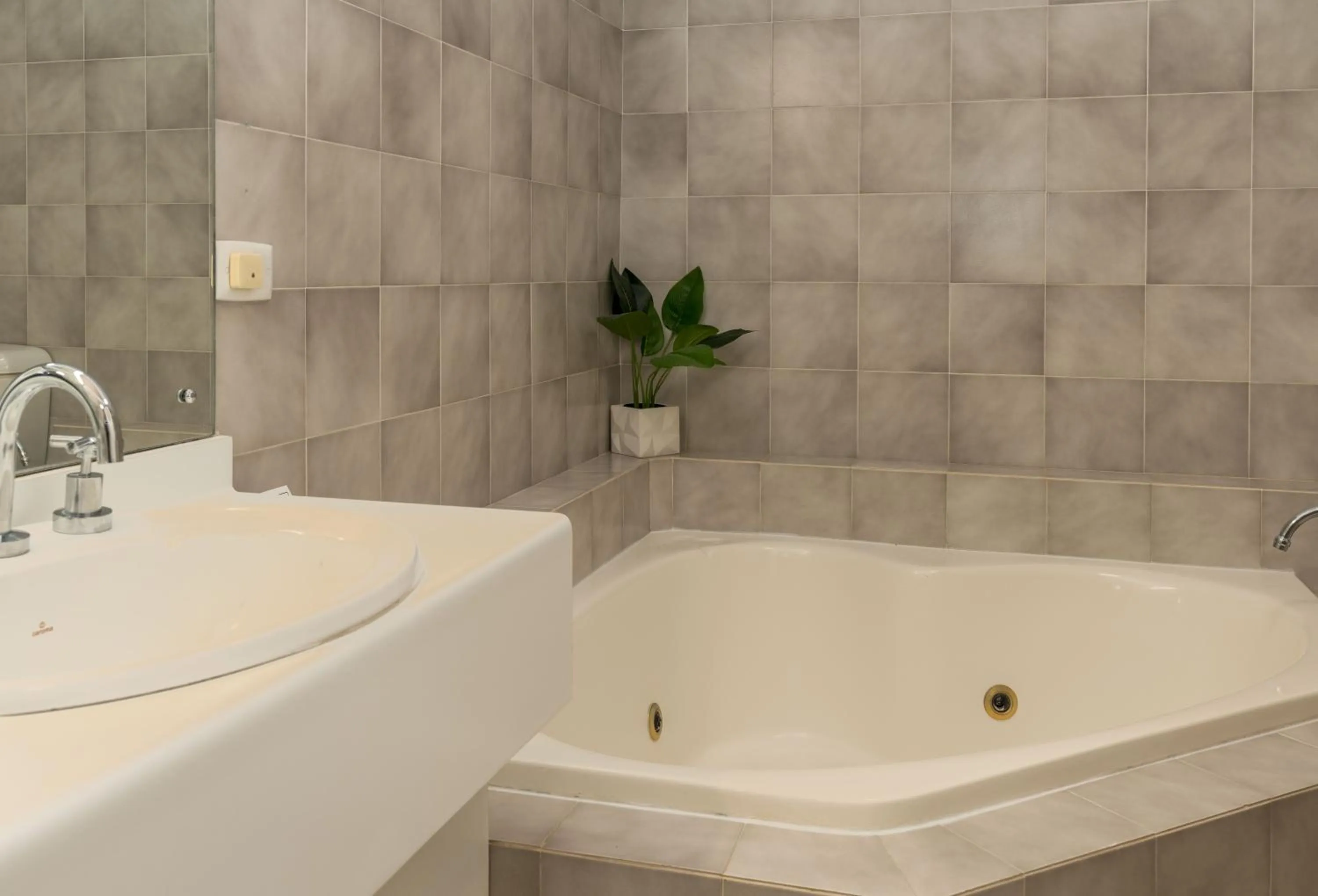 Bathroom in Club Inn Motel