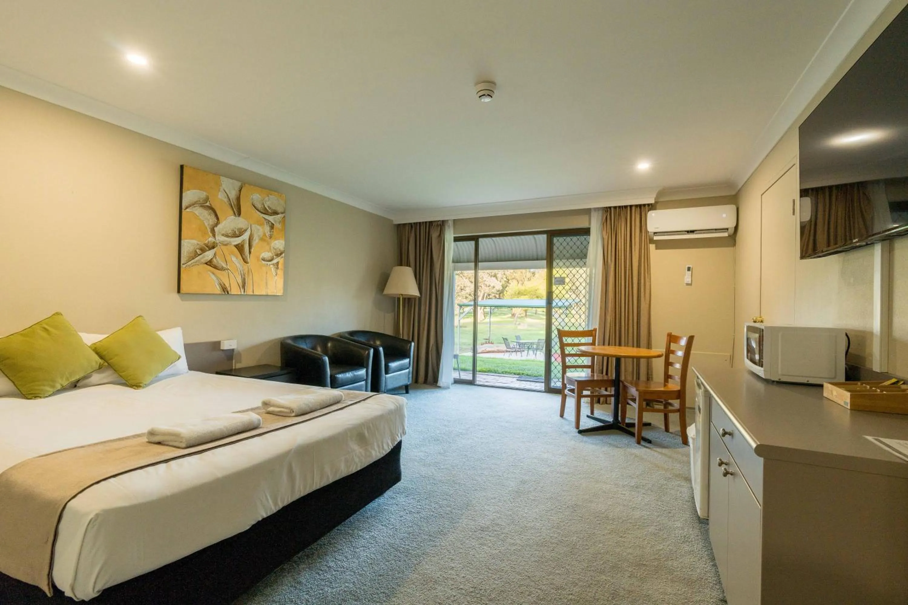 Bed in Club Inn Motel