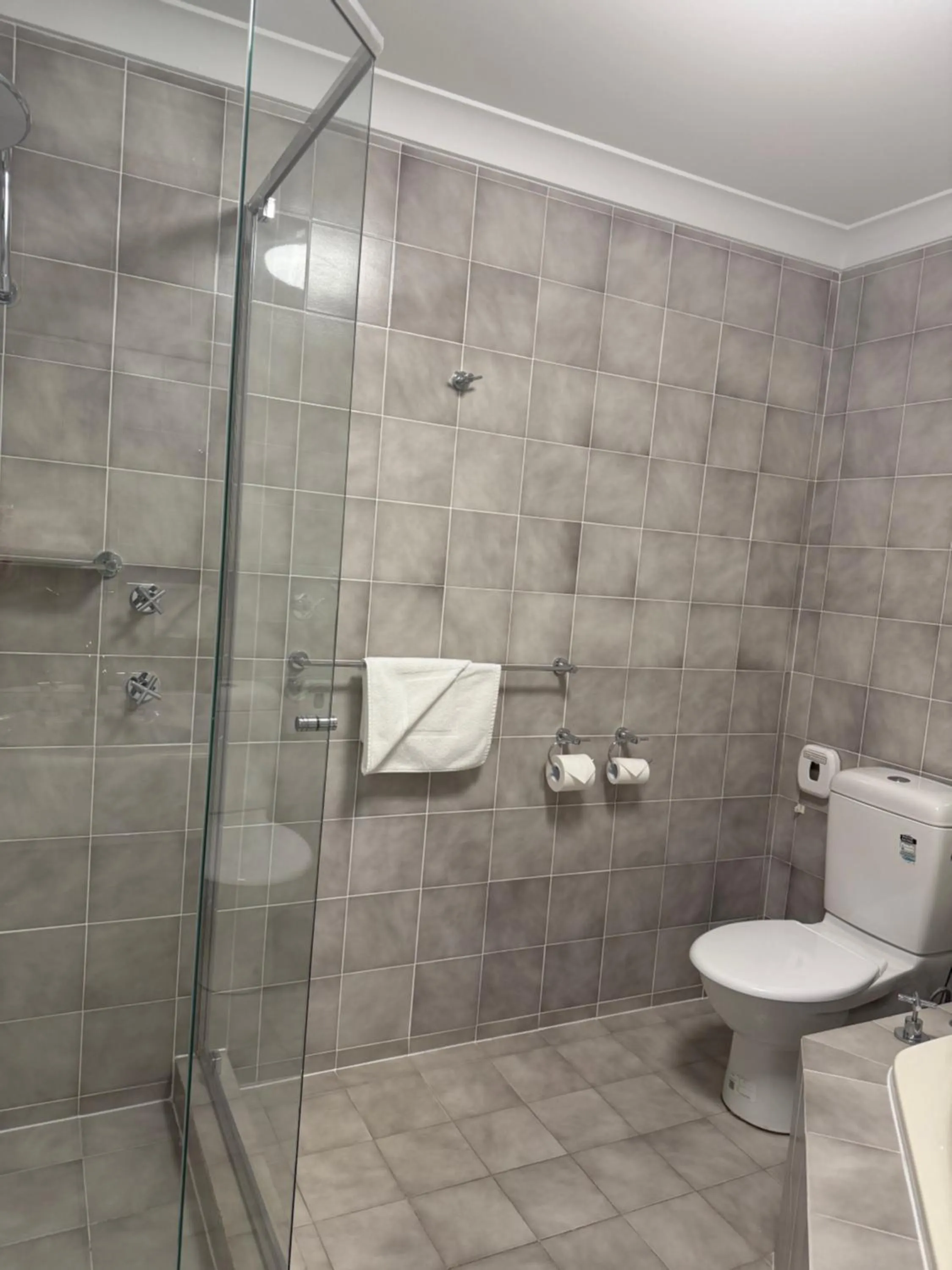 Shower in Club Inn Motel