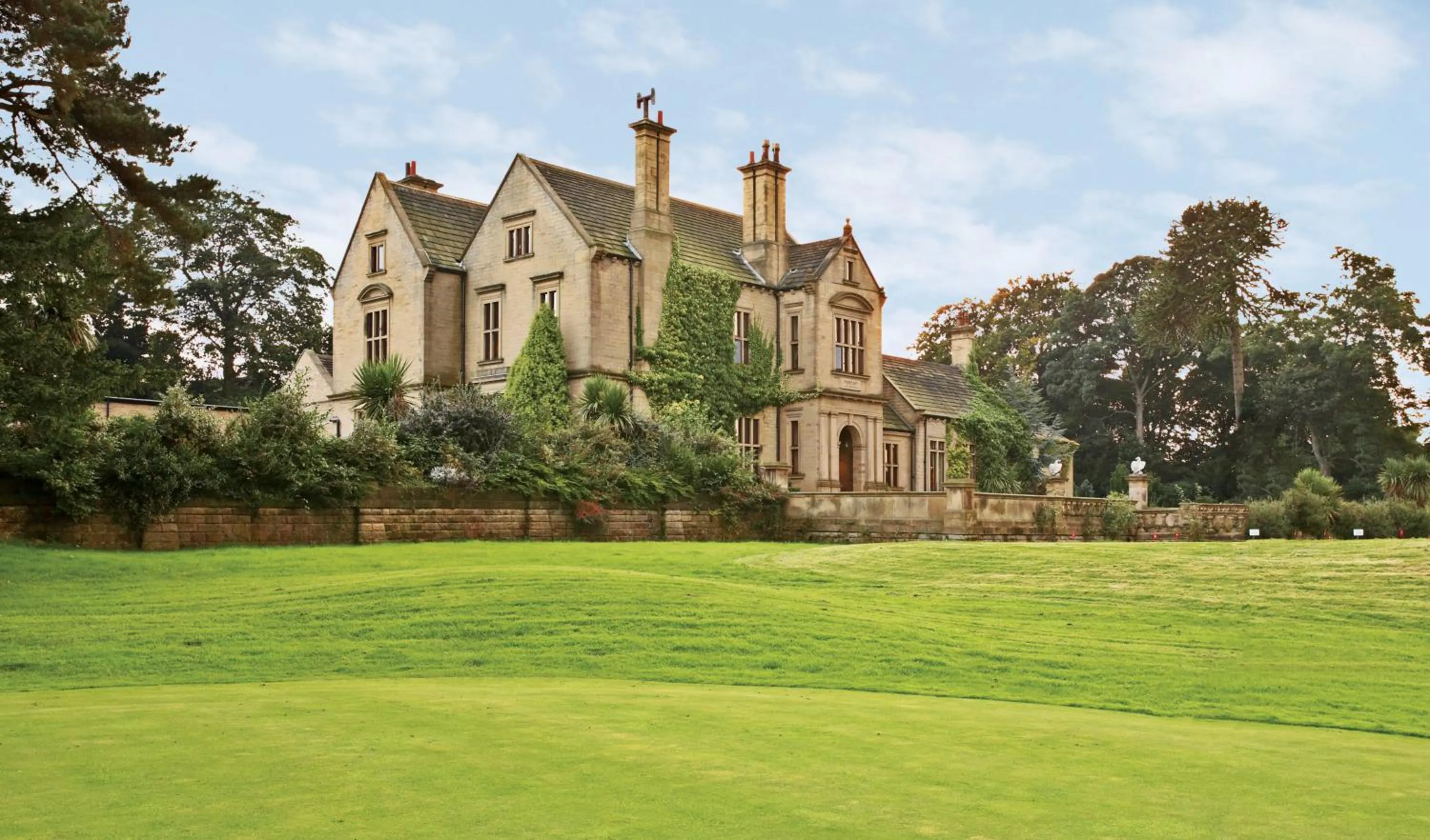 Facade/entrance in Bagden Hall Hotel