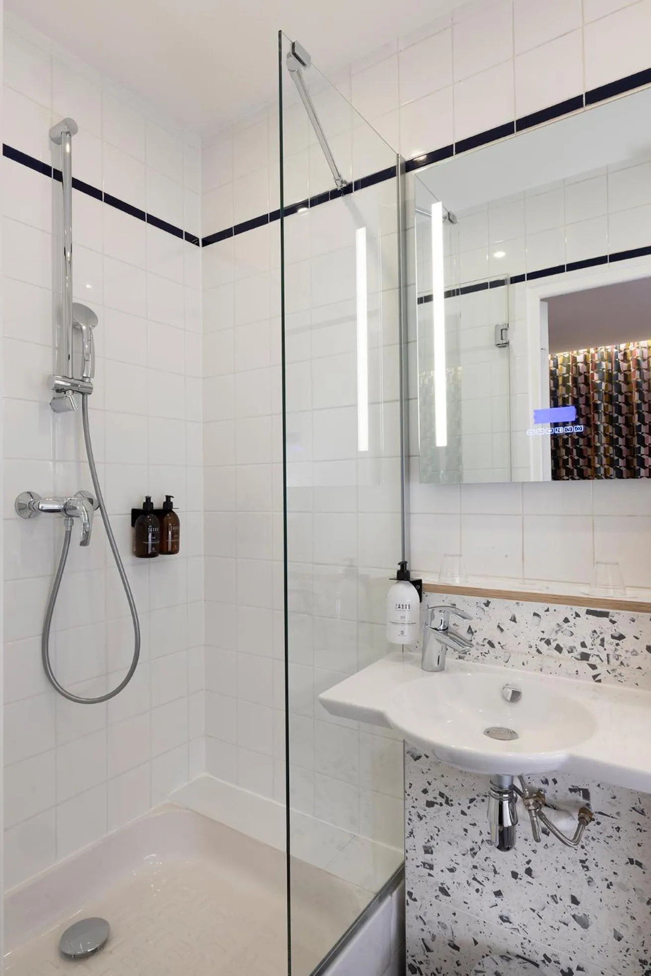 Shower in Hotel Locomo - Gare de Lyon Bastille