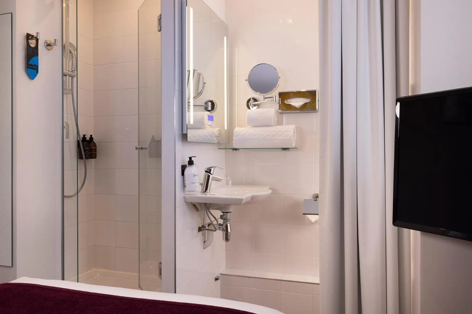 Bathroom in Hotel Locomo - Gare de Lyon Bastille