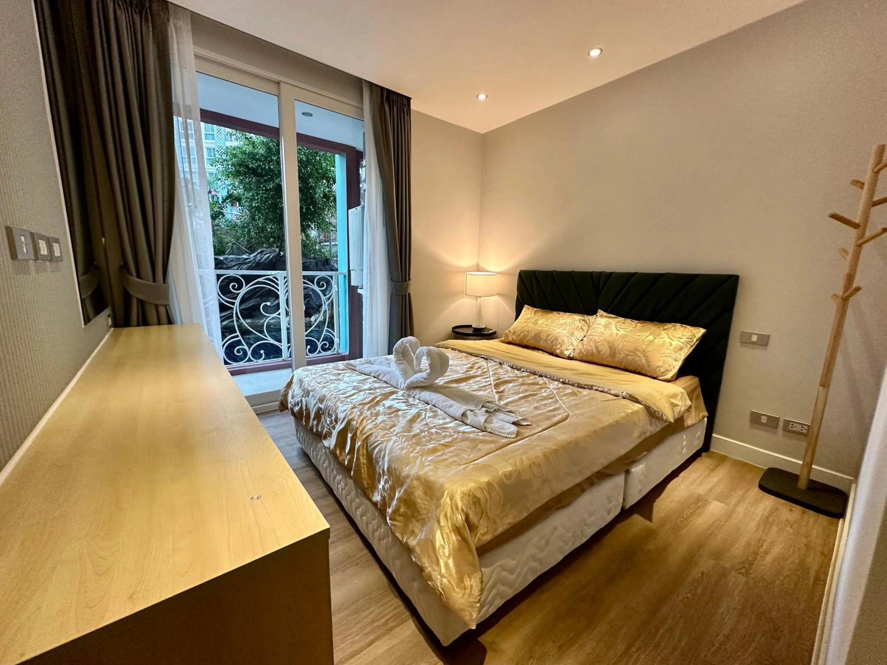 Bed in Grande Caribbean Resort Pattaya