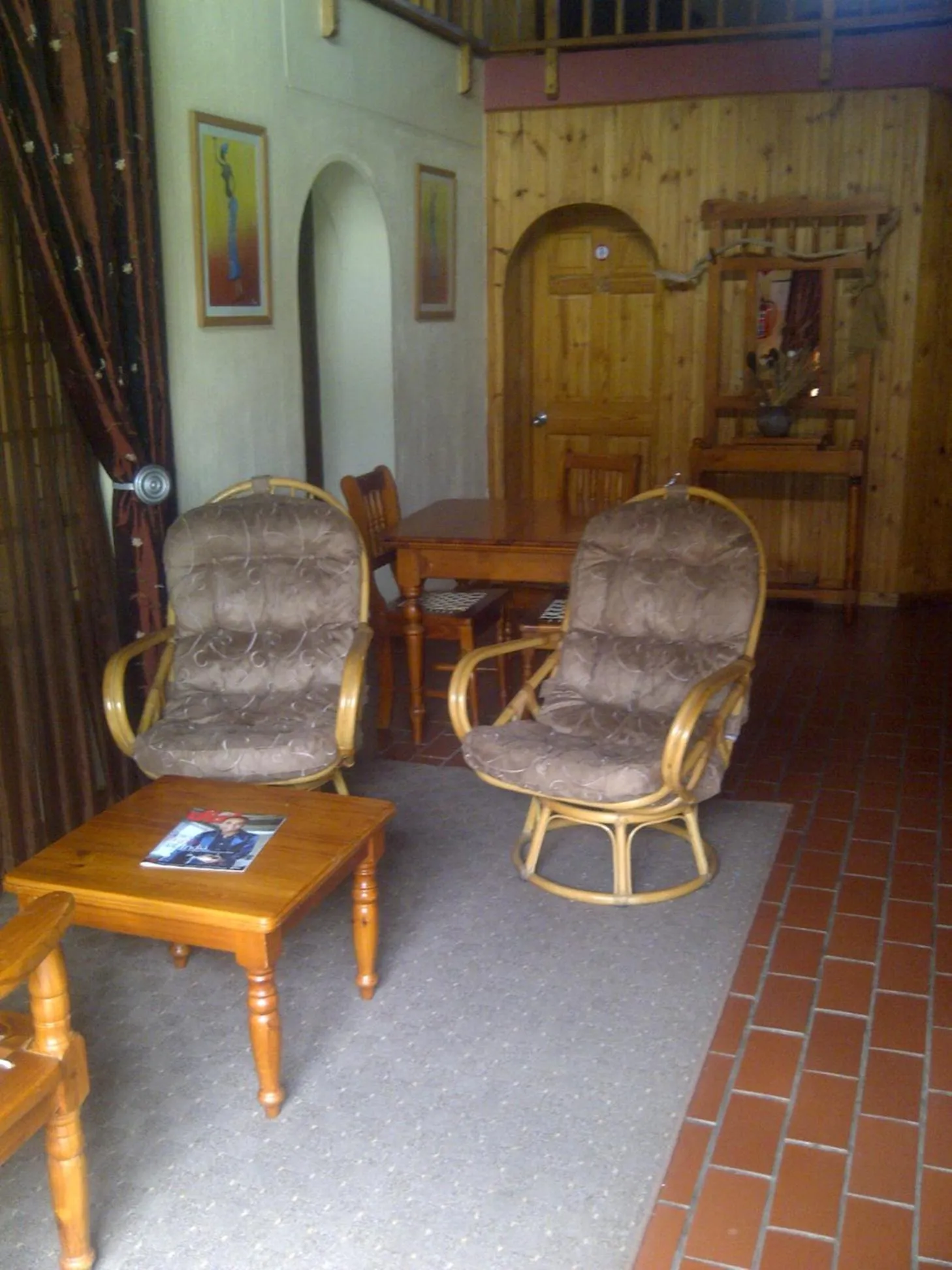 Living room in Woodpecker Inn