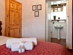 Property building, Bed in Woodpecker Inn