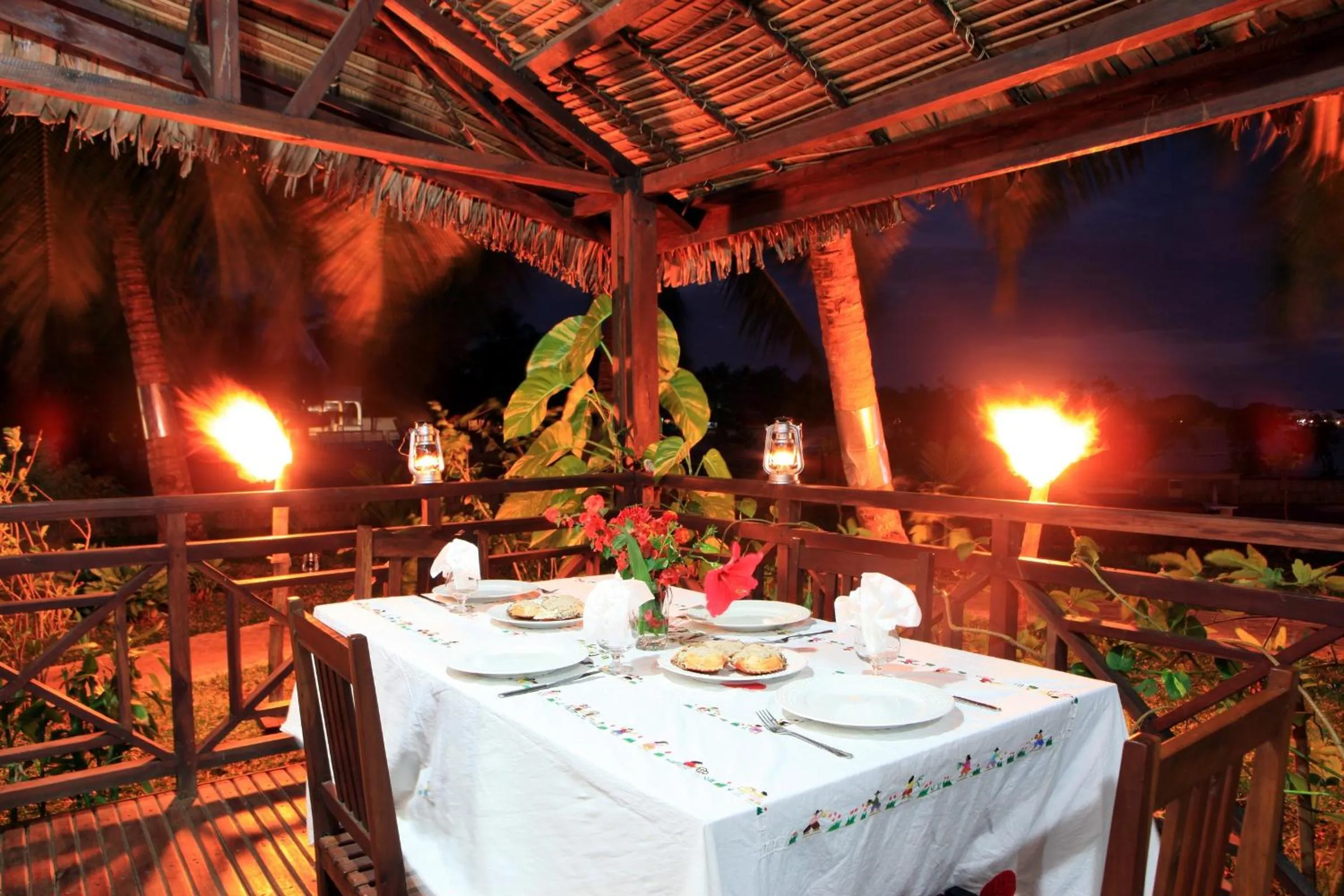 Restaurant/places to eat in Ylang hôtel