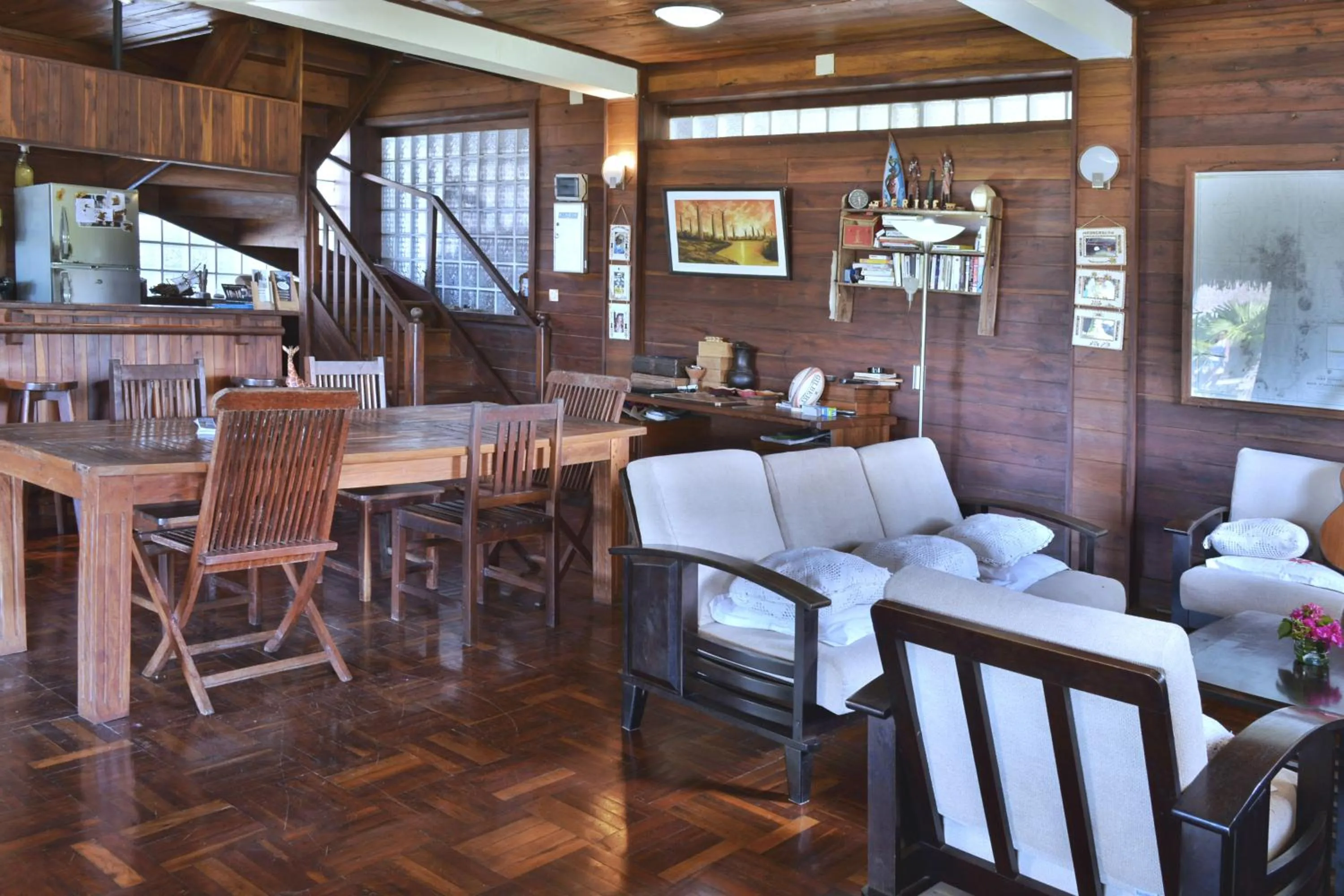 Communal lounge/ TV room in Ylang hôtel