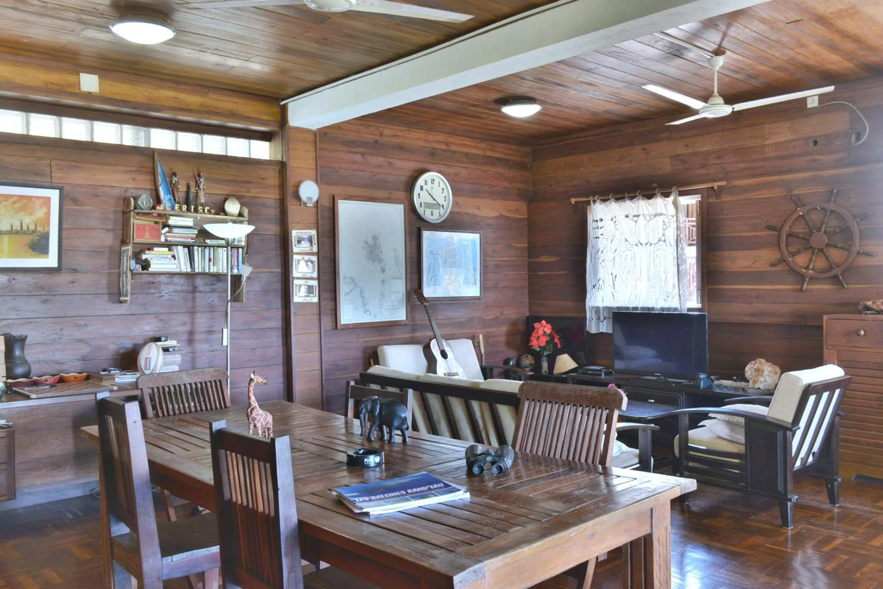 Communal lounge/ TV room in Ylang hôtel