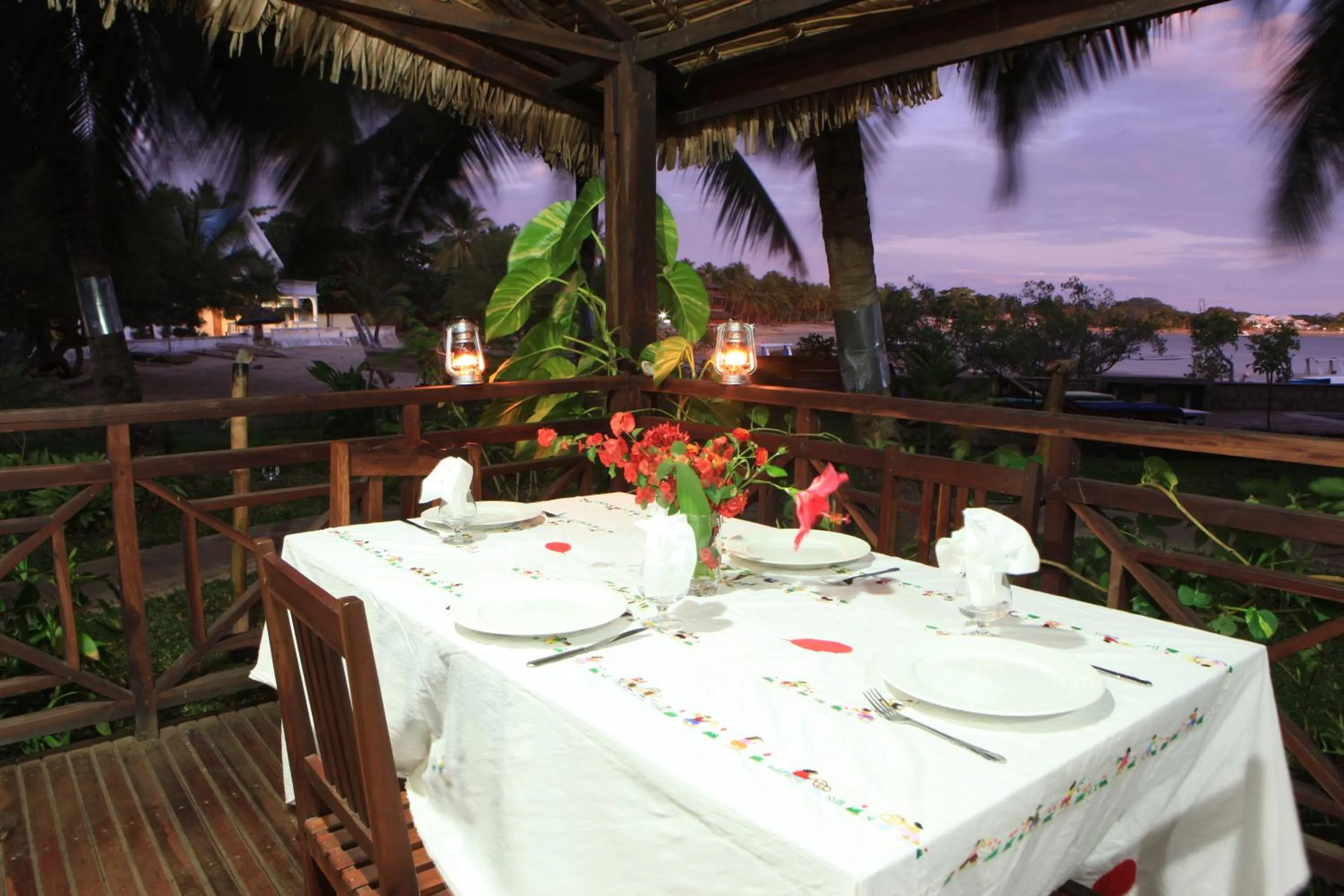 Restaurant/places to eat in Ylang hôtel