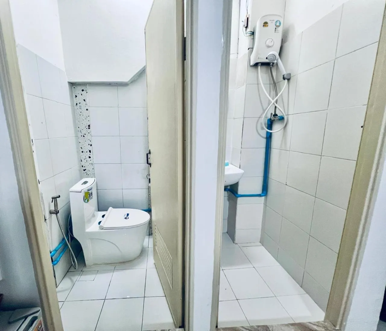 Shower in BLUE PEARL SHORE