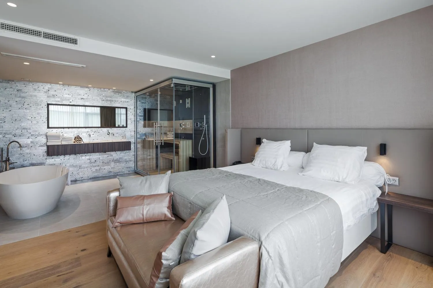Photo of the whole room, Bed in Van der Valk Hotel Hengelo