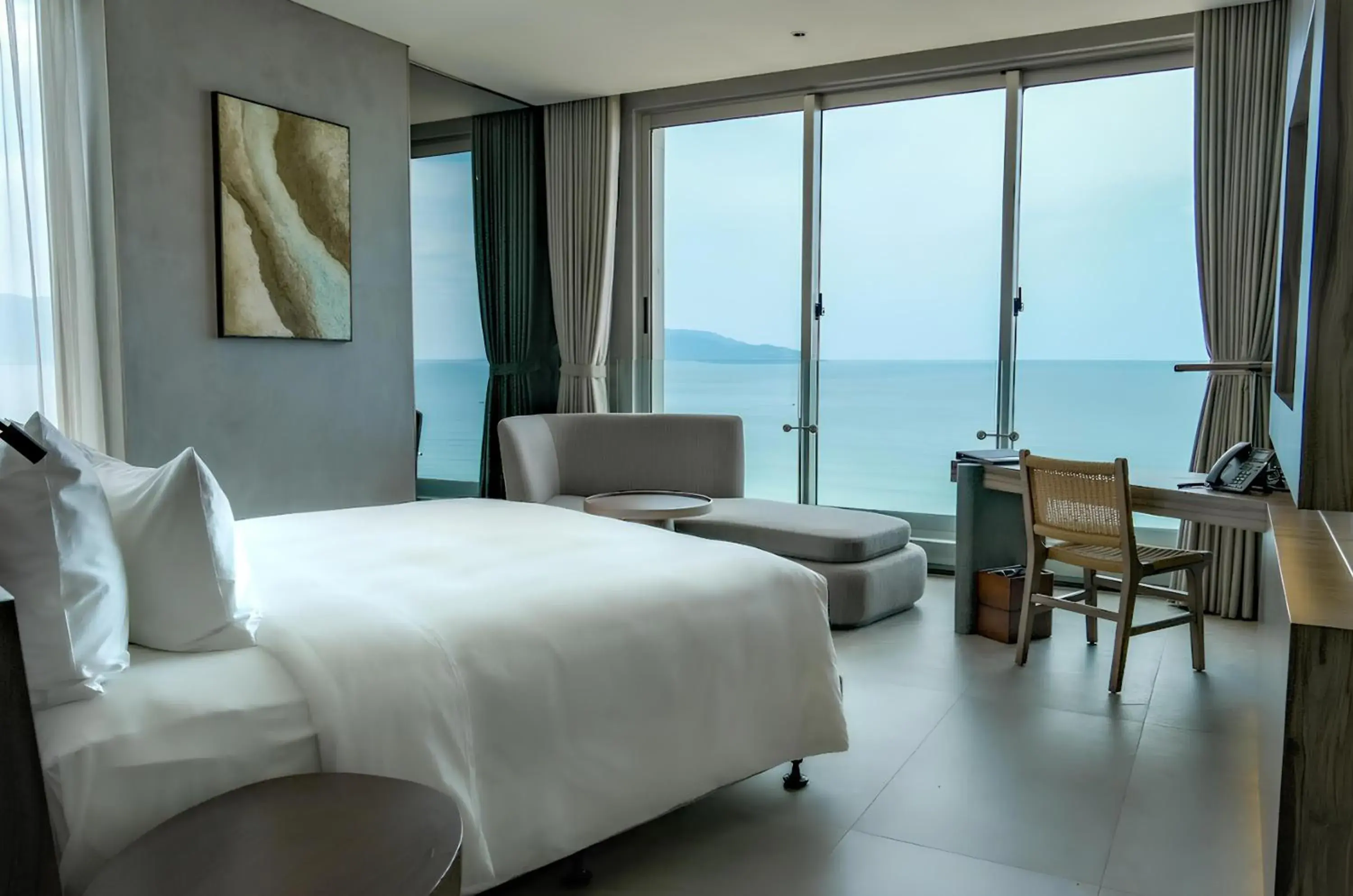 Deluxe Double Room Oceanfront with Bathtub - Daily Afternoon Tea Inclusive in M Hotel Danang Deluxe Double Room Oceanfront with Bathtub - Daily Afternoon Tea Inclusive in M Hotel Danang