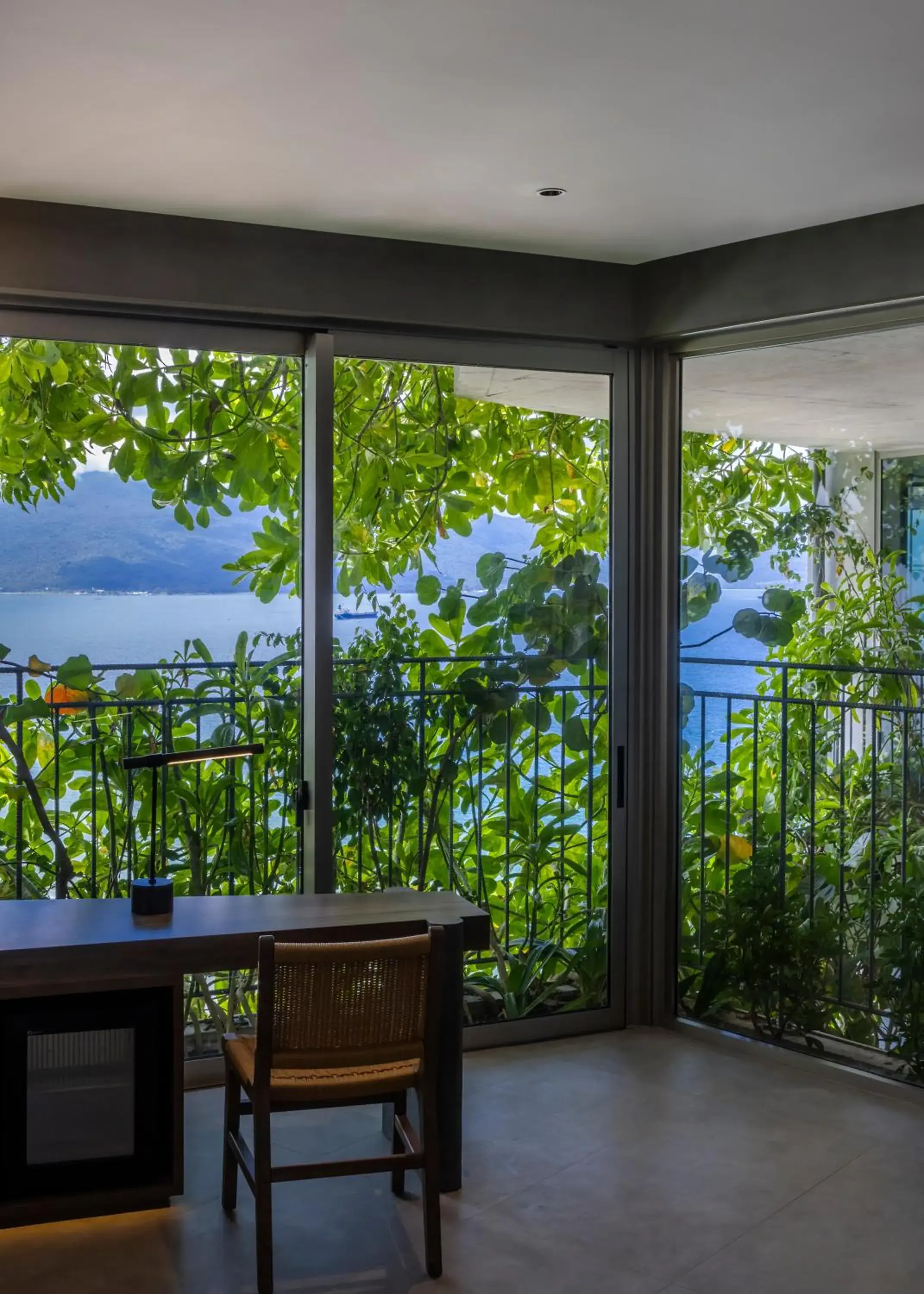 Deluxe Double Room Partial Sea View and Bathtub - Daily Afternoon Tea Inclusive in M Hotel Danang Deluxe Double Room Partial Sea View and Bathtub - Daily Afternoon Tea Inclusive in M Hotel Danang