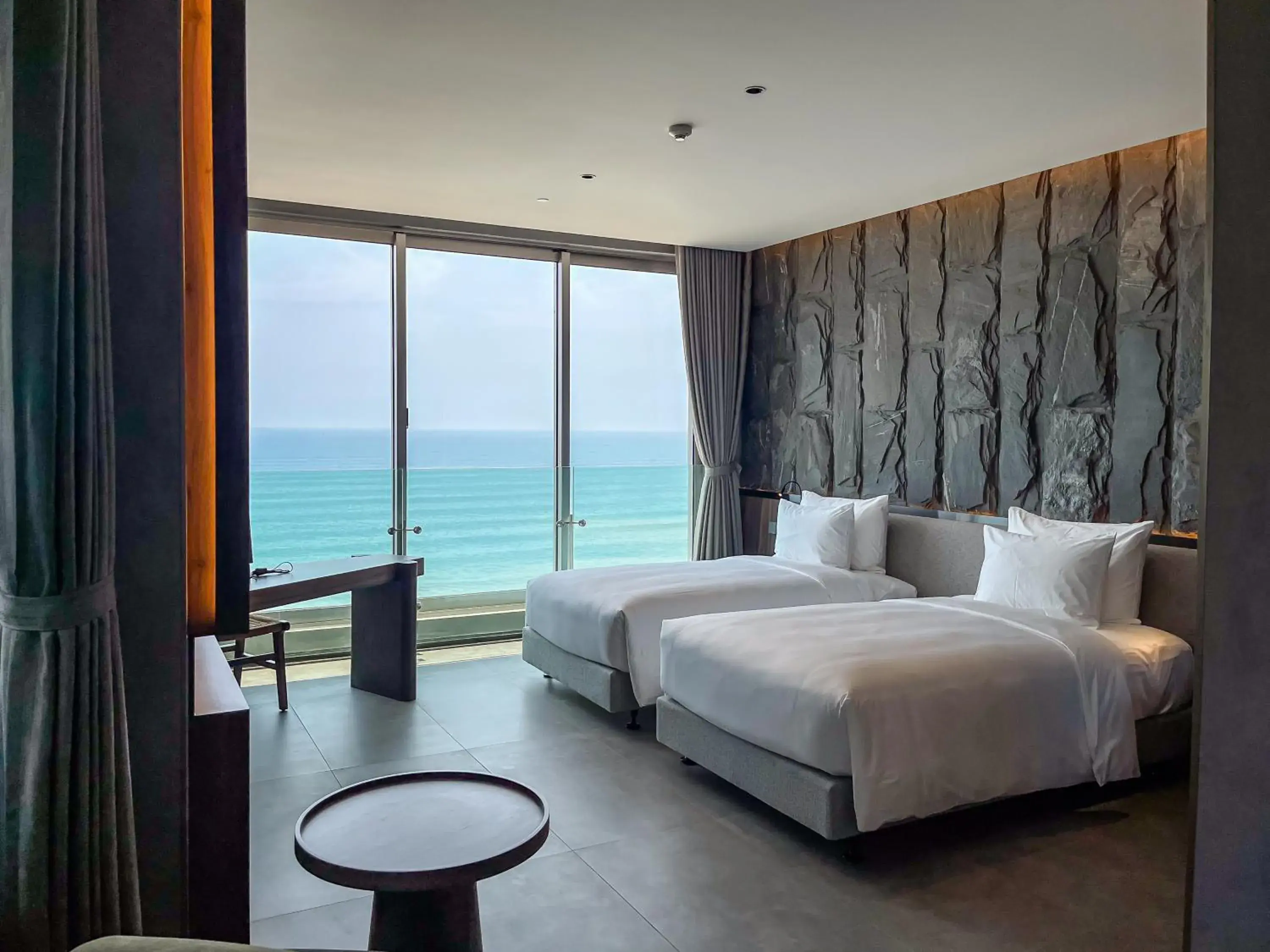 Deluxe Twin Room Oceanfront with Bathtub - Daily Afternoon Tea Inclusive in M Hotel Danang Deluxe Twin Room Oceanfront with Bathtub - Daily Afternoon Tea Inclusive in M Hotel Danang