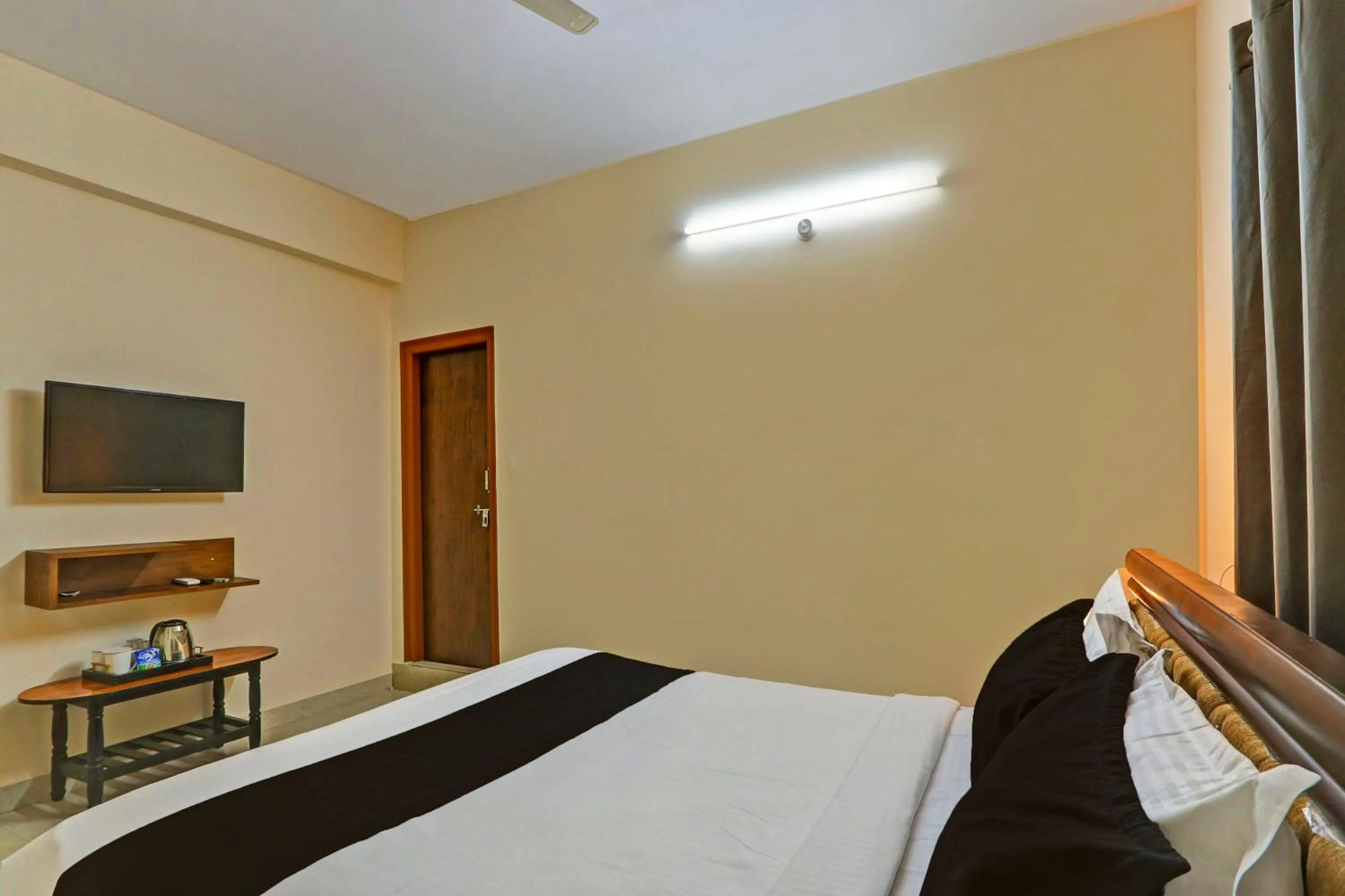 Bedroom, Bed in Super Collection O Sri Nirvana Edge