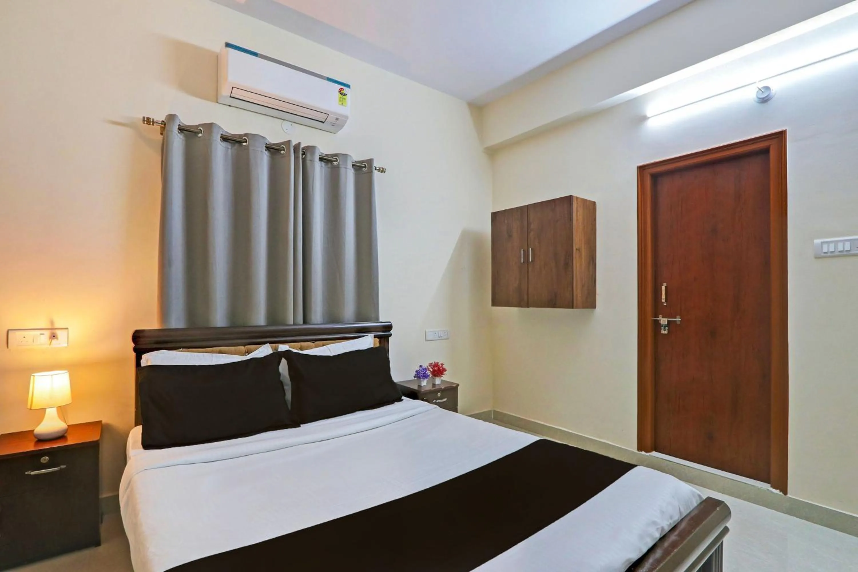 Bedroom, Bed in Collection O Sri Nirvana Edge