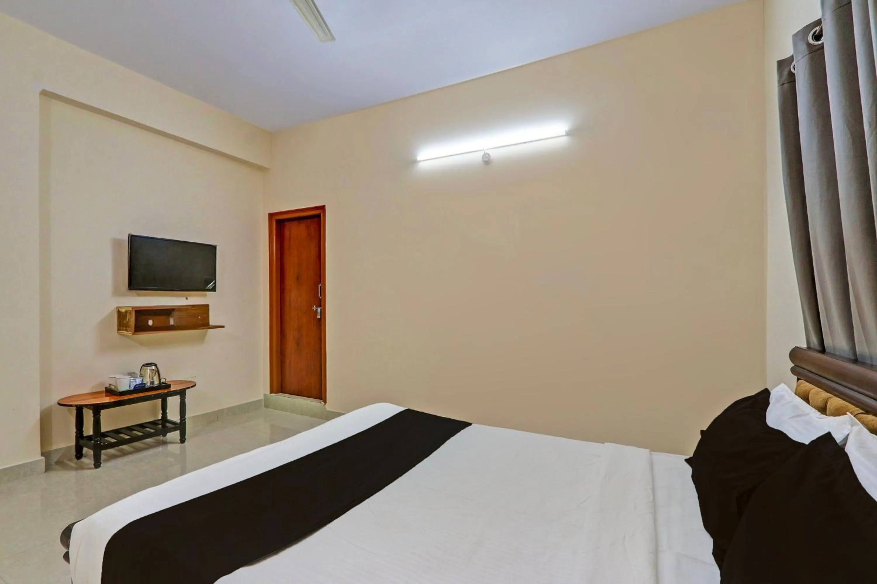 Bedroom, Bed in Collection O Sri Nirvana Edge