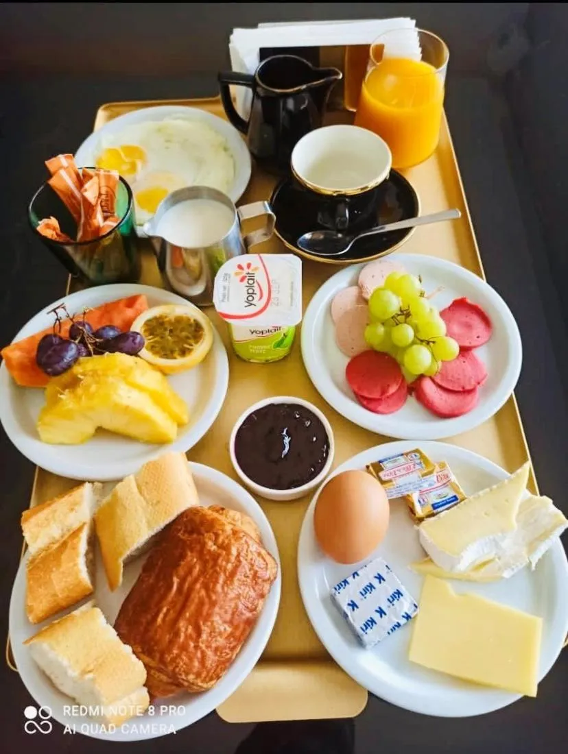 Restaurant/places to eat in Hotel Lepic