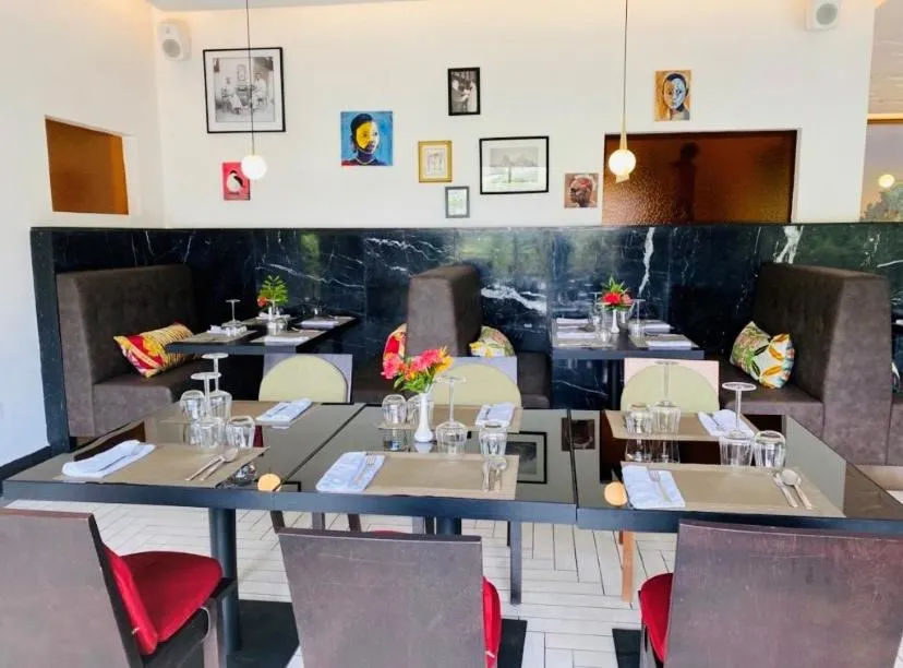 Restaurant/places to eat in Hotel Lepic