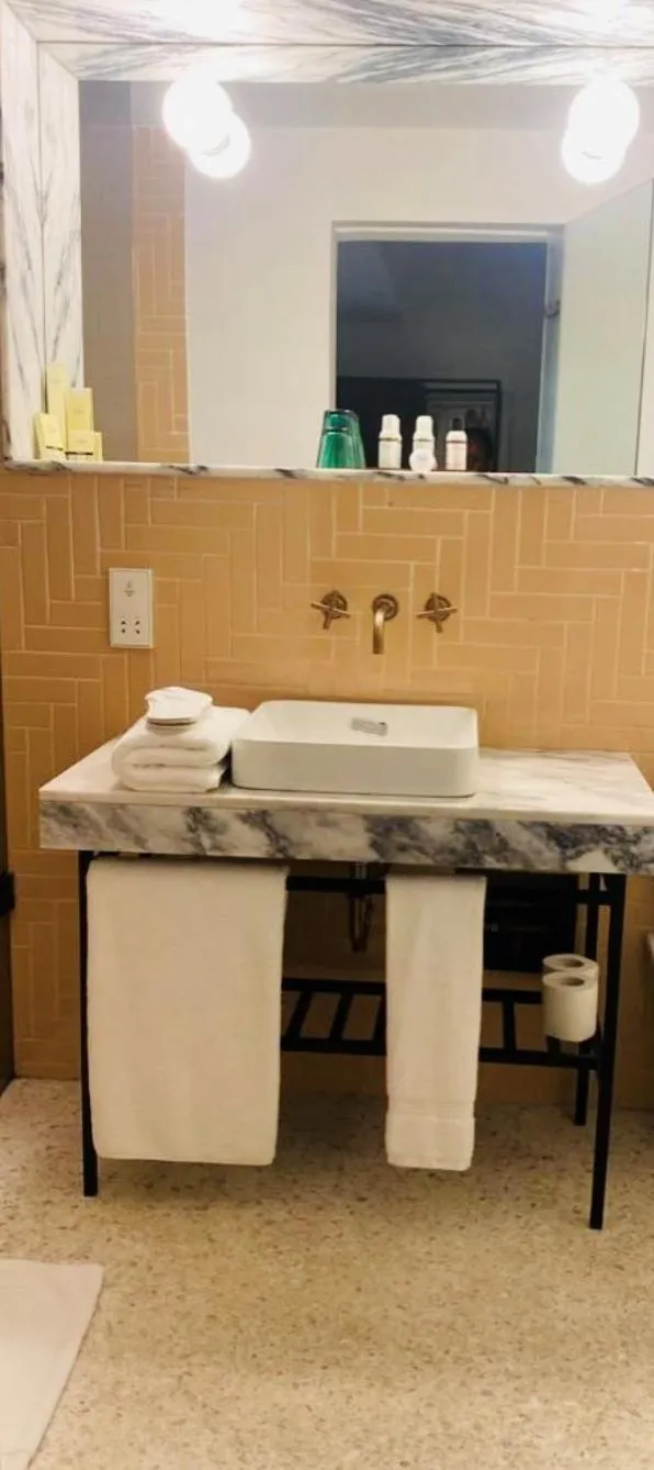 Bathroom in Hotel Lepic