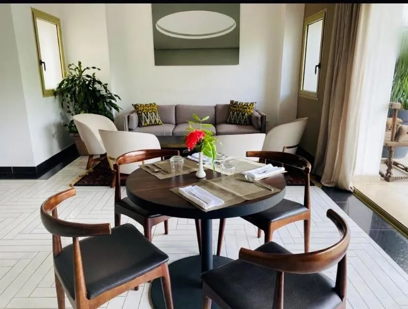 Restaurant/places to eat in Hotel Lepic