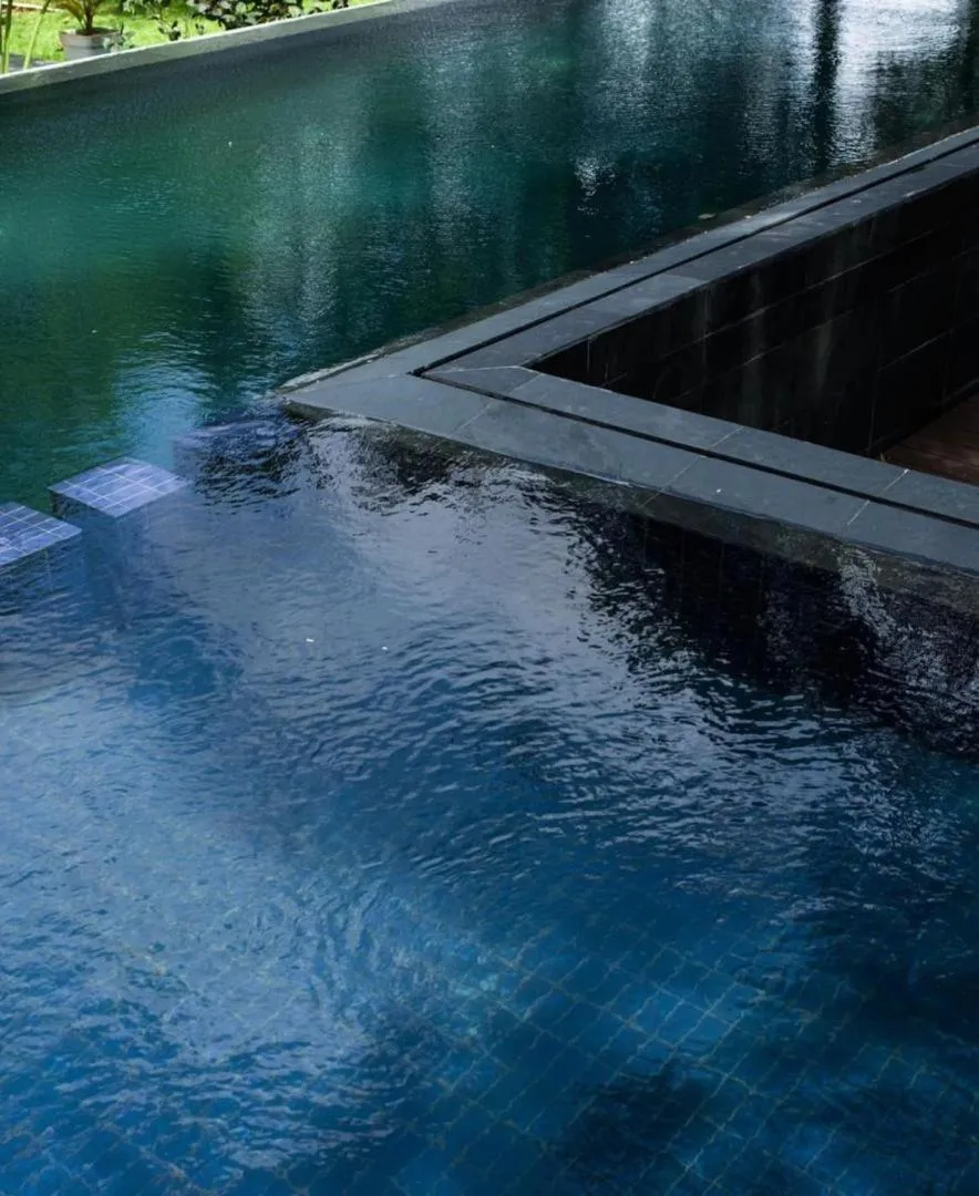 Swimming pool in Hotel Lepic