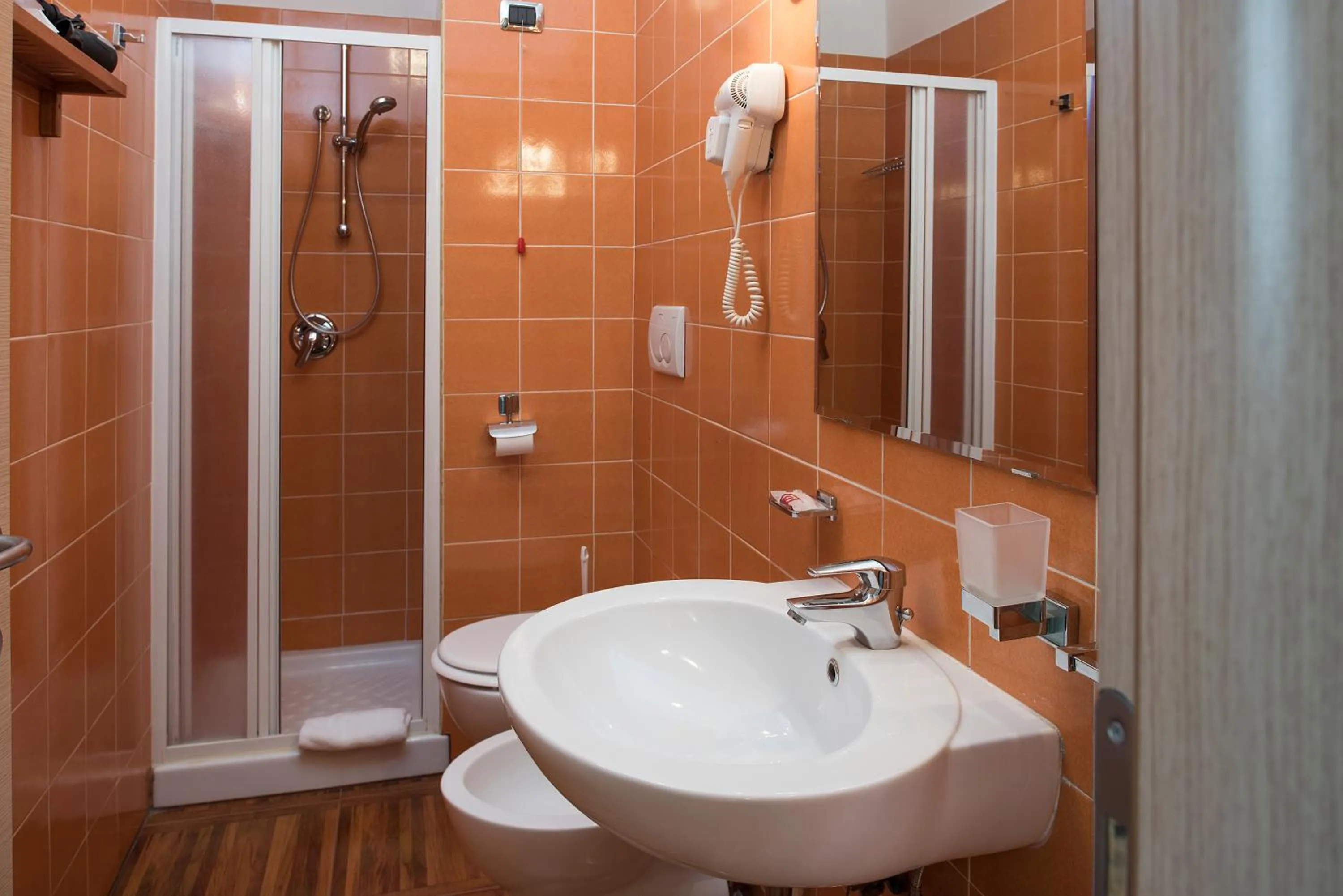 Shower in 111 ColaDiRienzo Rooms - by AD Roma