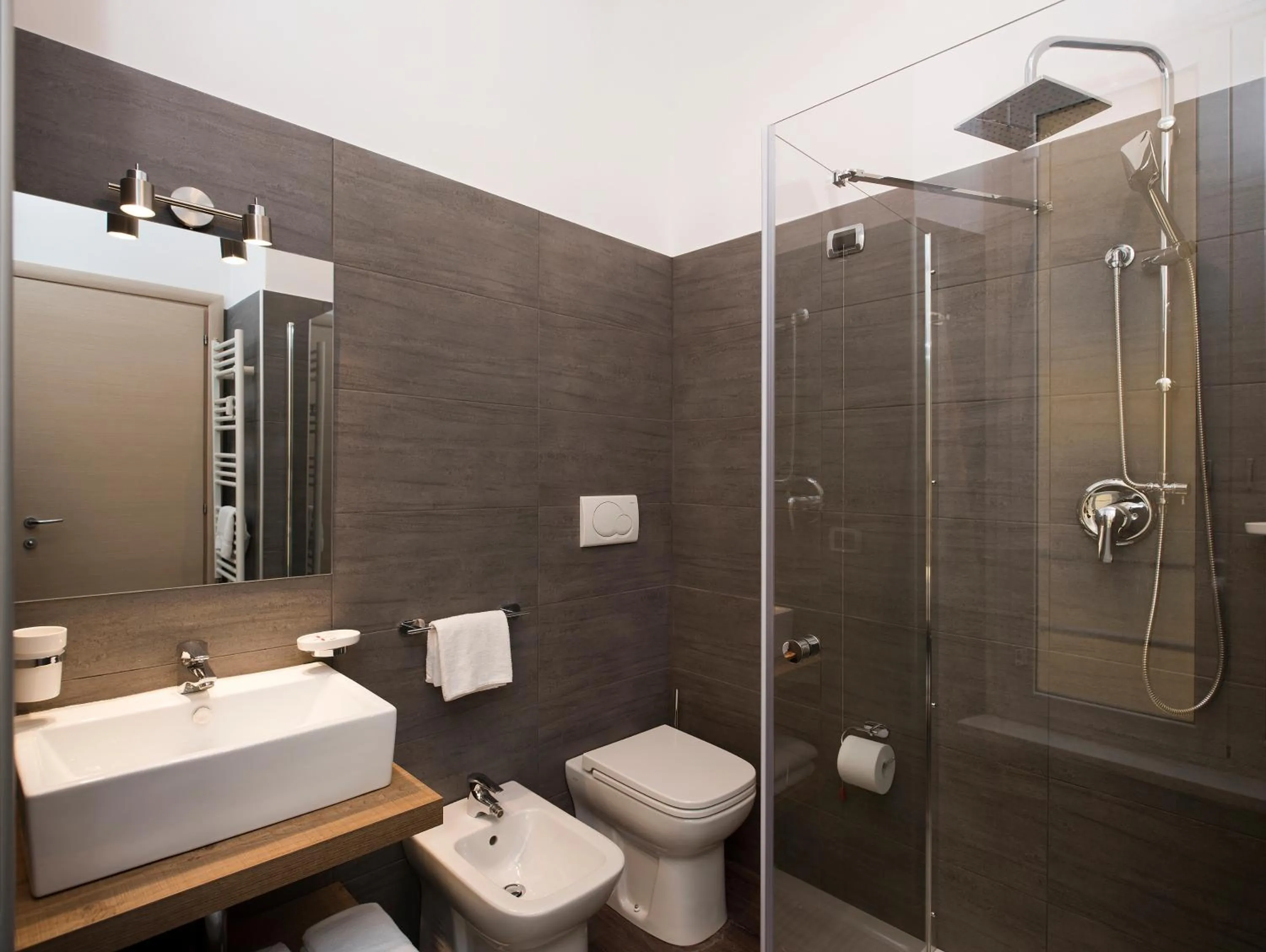 Shower in 111 ColaDiRienzo Rooms - by AD Roma