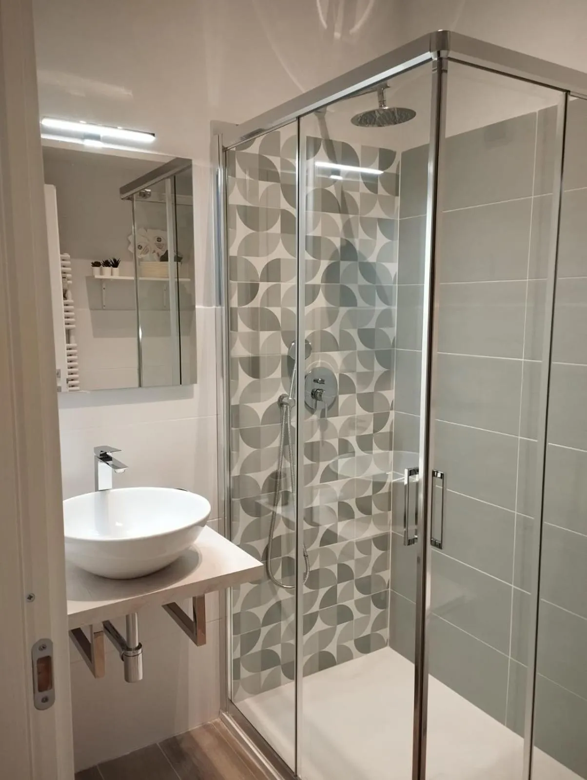 Shower in 111 ColaDiRienzo Rooms - by AD Roma